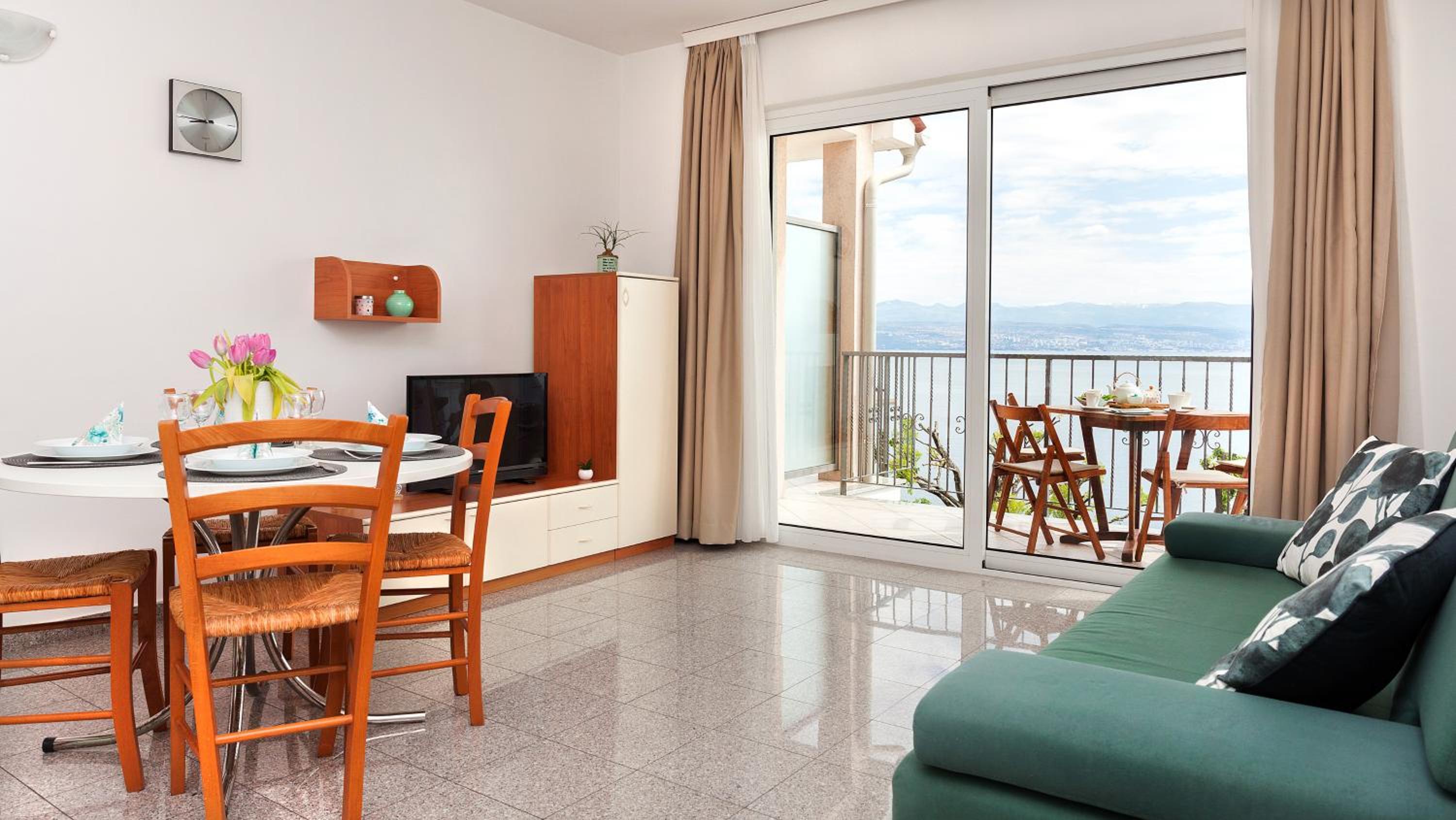 One-Bedroom Apartment with Balcony and Sea View photo 2