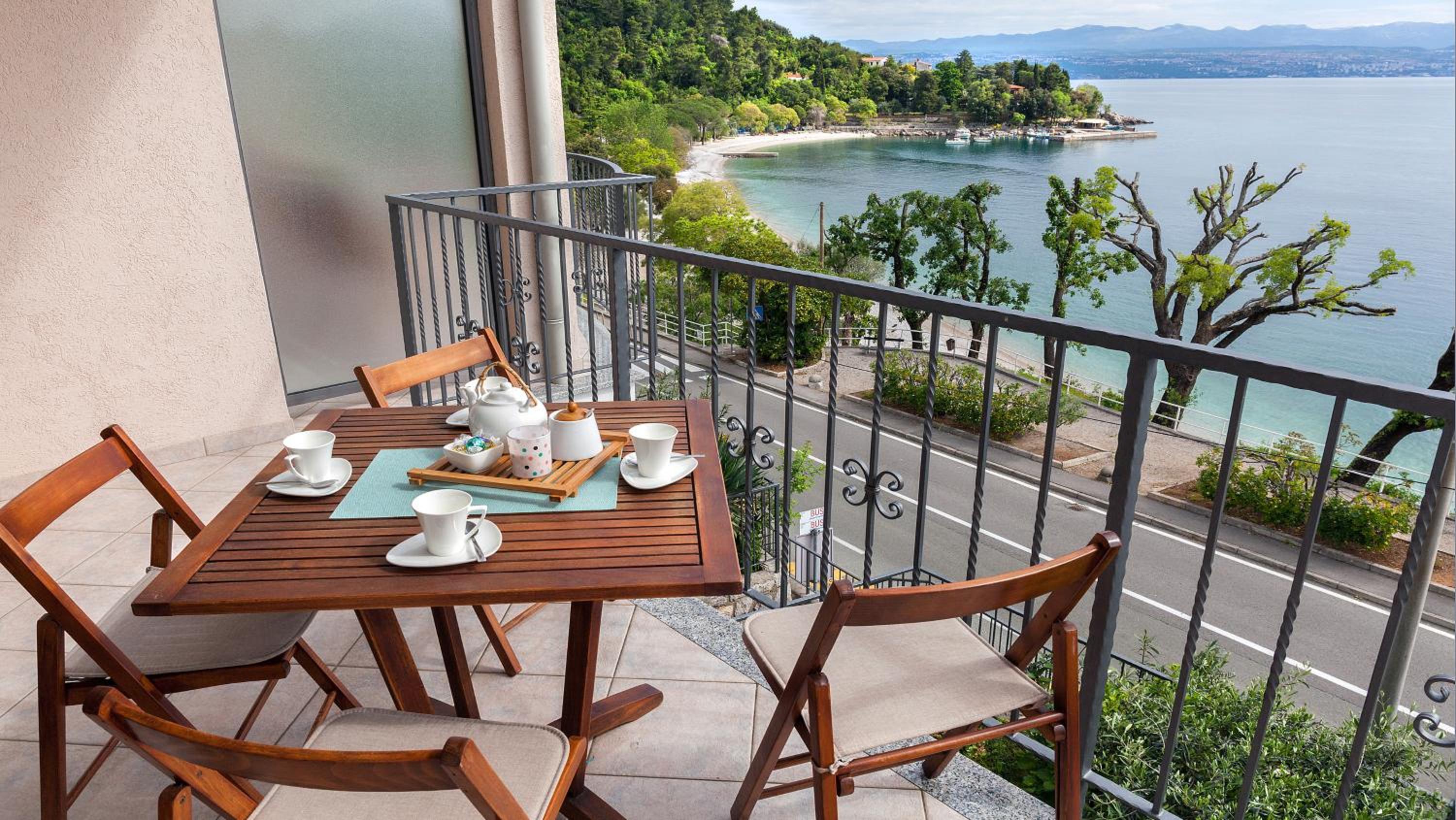 One-Bedroom Apartment with Balcony and Sea View photo 3