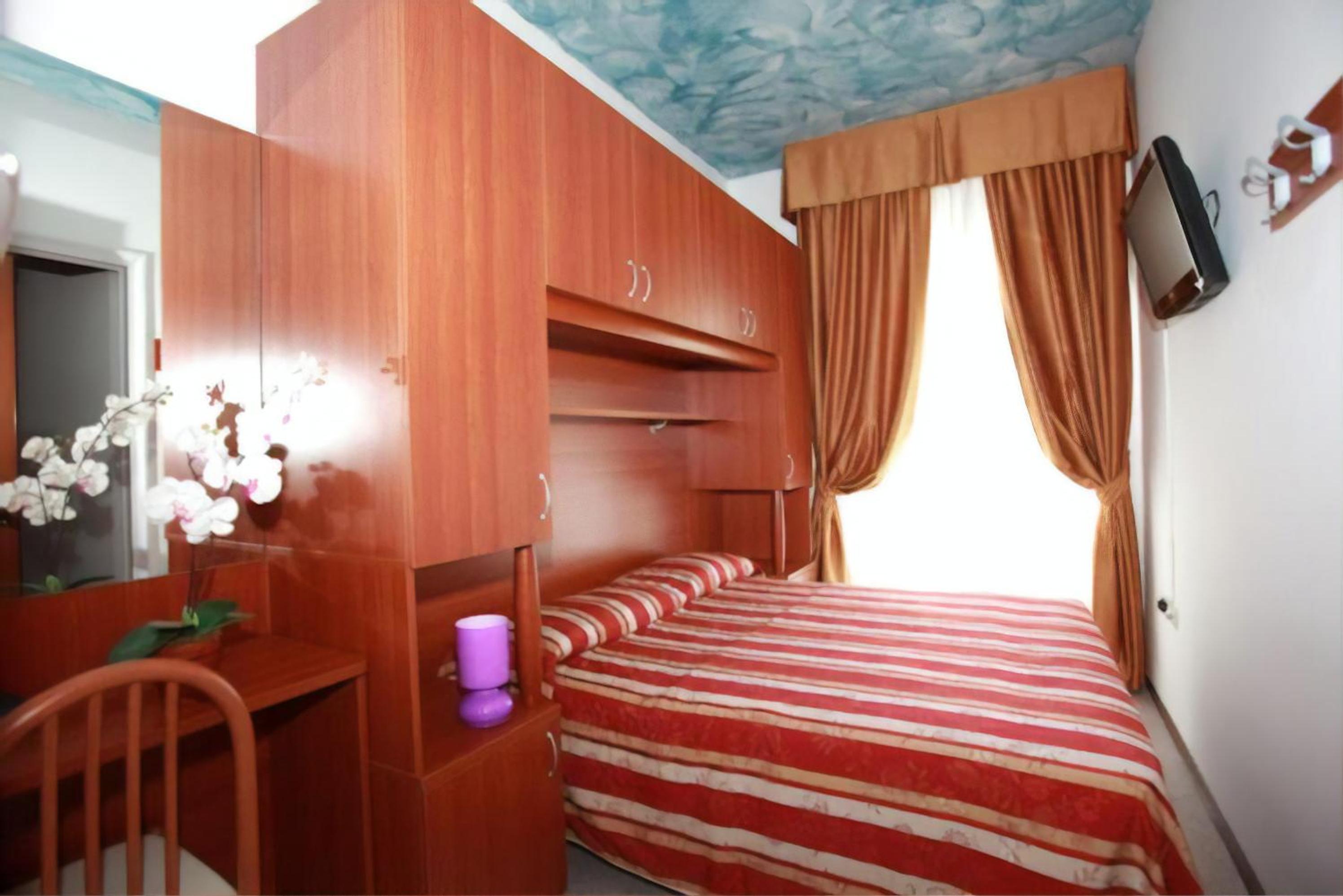 Small Double Room with Balcony - Photo 1