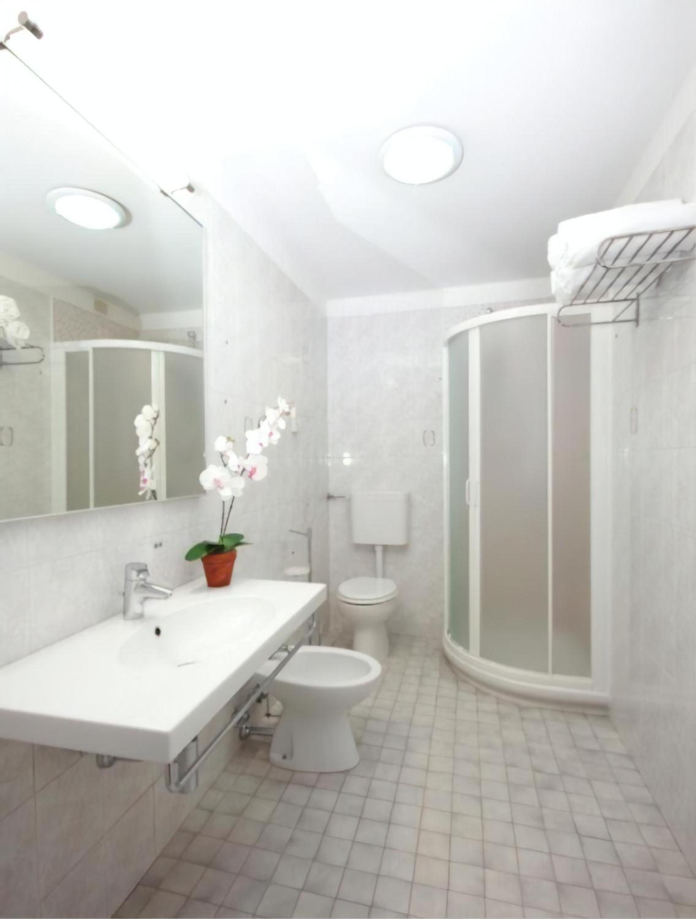 Large Double or Twin Room - Photo 13