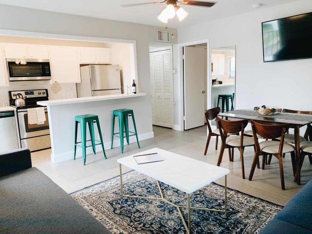 Premium Two Bedroom Two Bath Family Suite w/ Kitchen and Sofa Bed - Photo 3