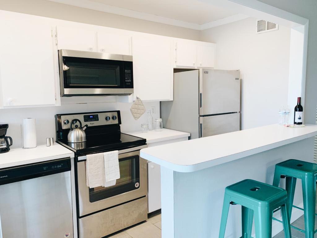 Premium Two Bedroom Two Bath Family Suite w/ Kitchen and Sofa Bed - Photo 8