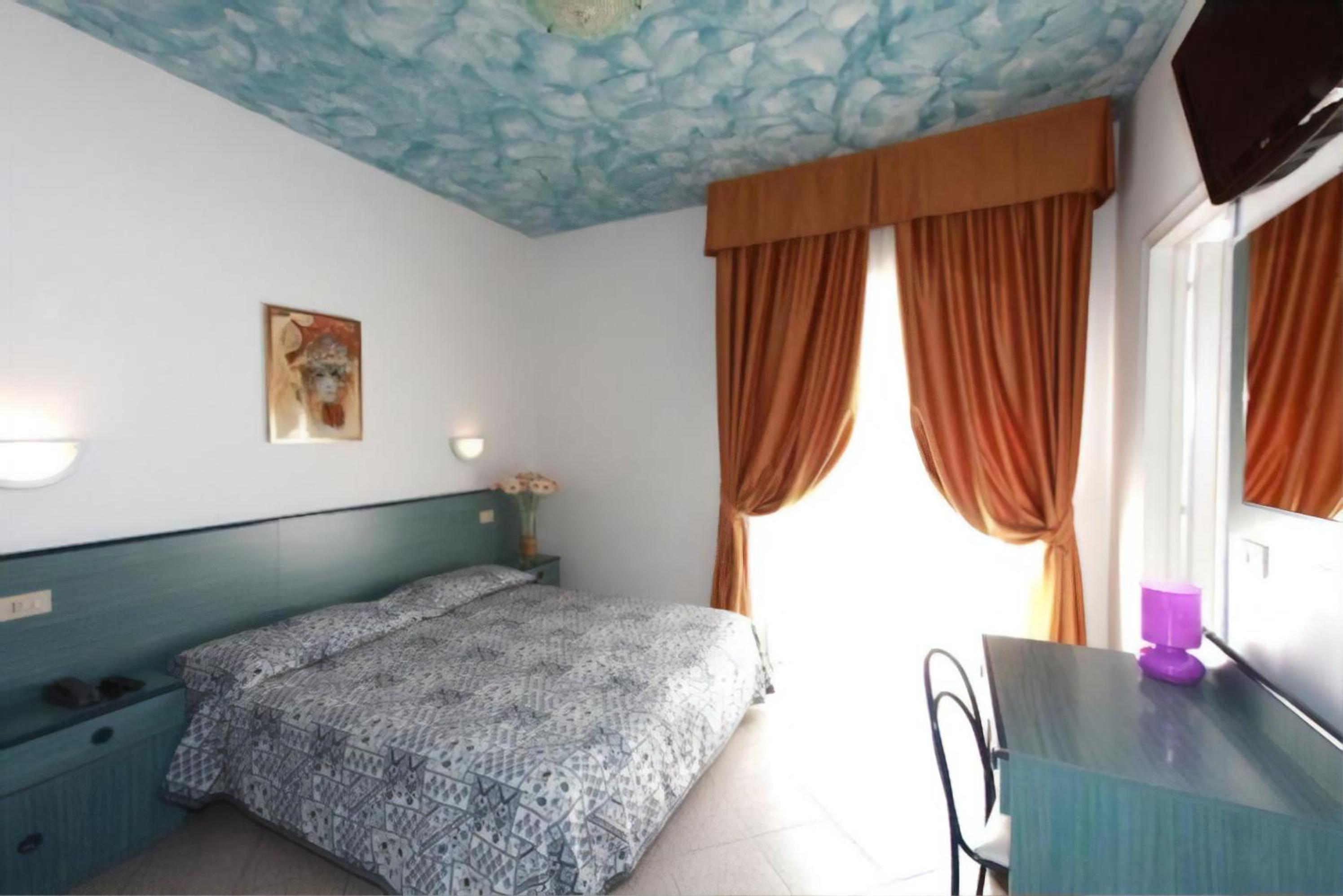 Large Double or Twin Room - Photo 2