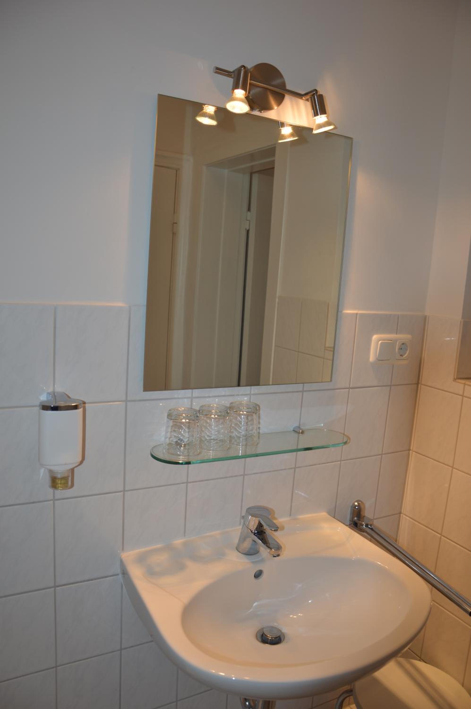 Double Room with Private External Bathroom - Photo 5