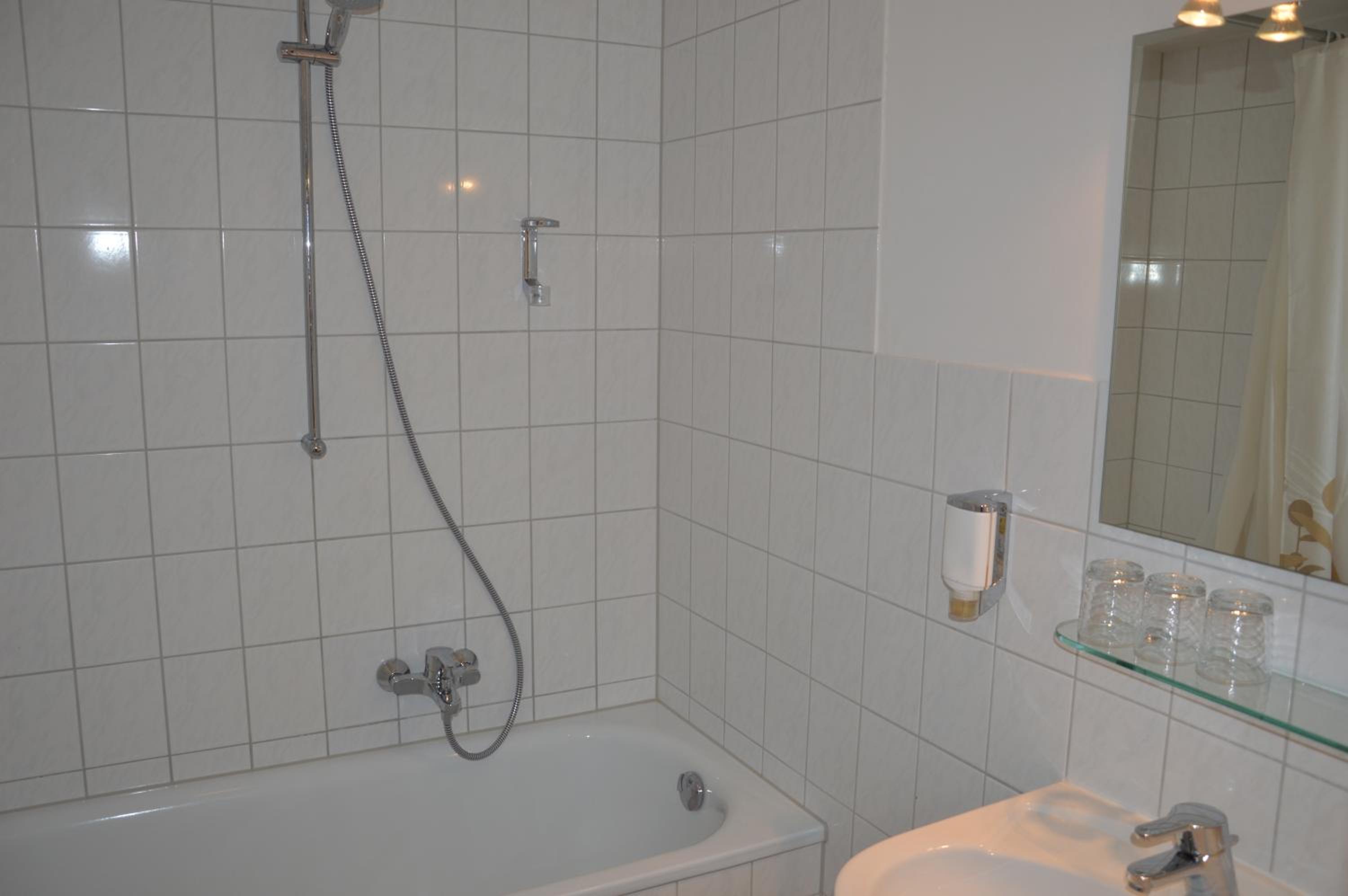 Double Room with Private External Bathroom - Photo 4