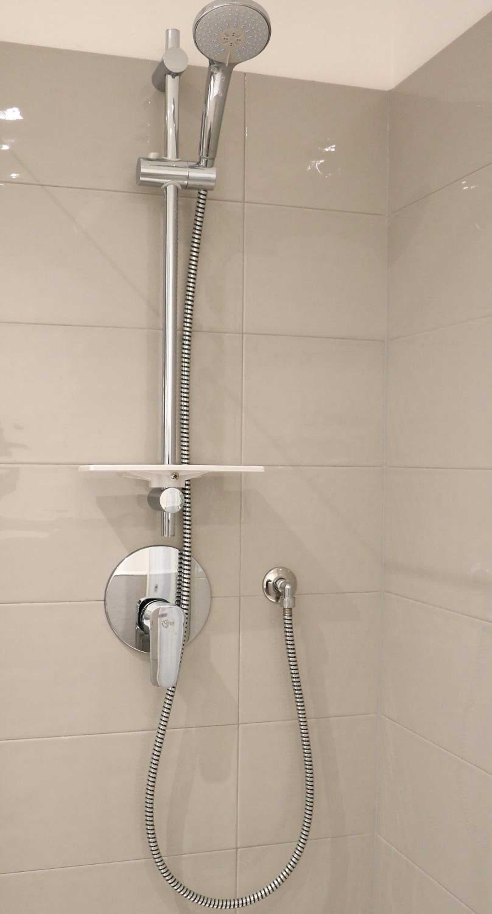 Double Room with Private Bathroom - Photo 10