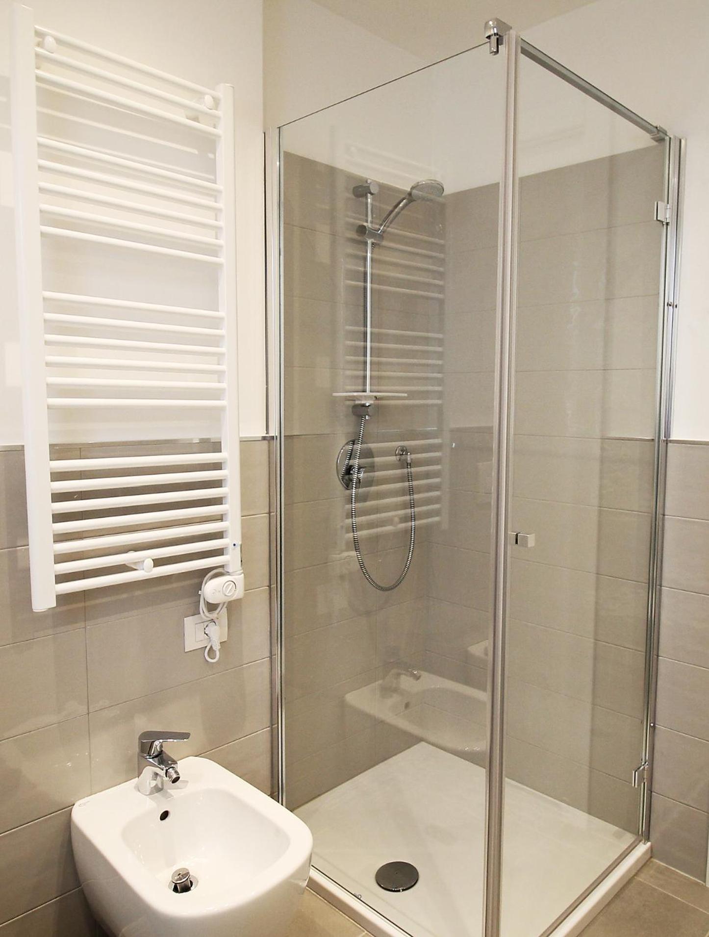 Double Room with Private Bathroom - Photo 9