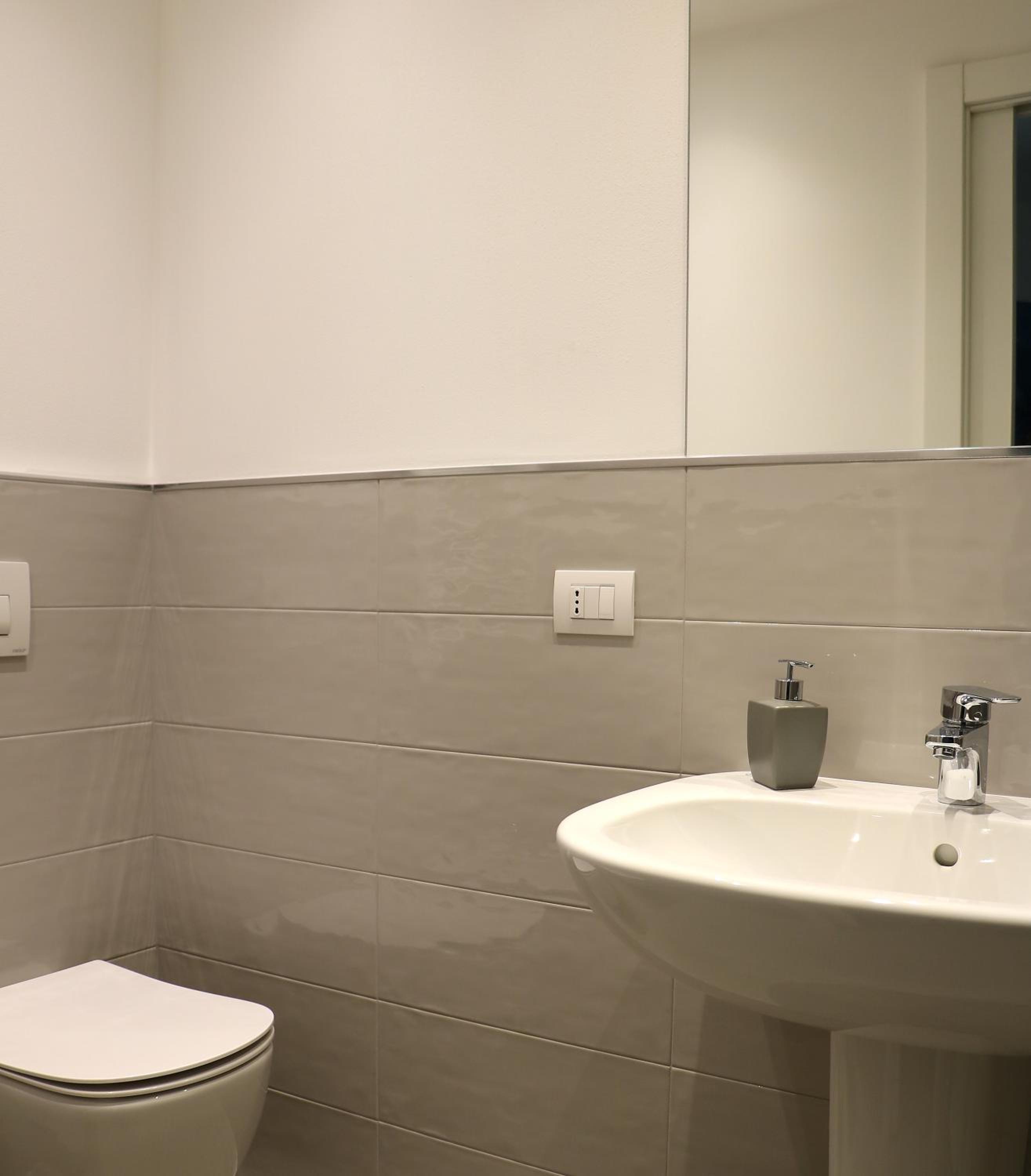 Quadruple Room with Private Bathroom - Photo 12