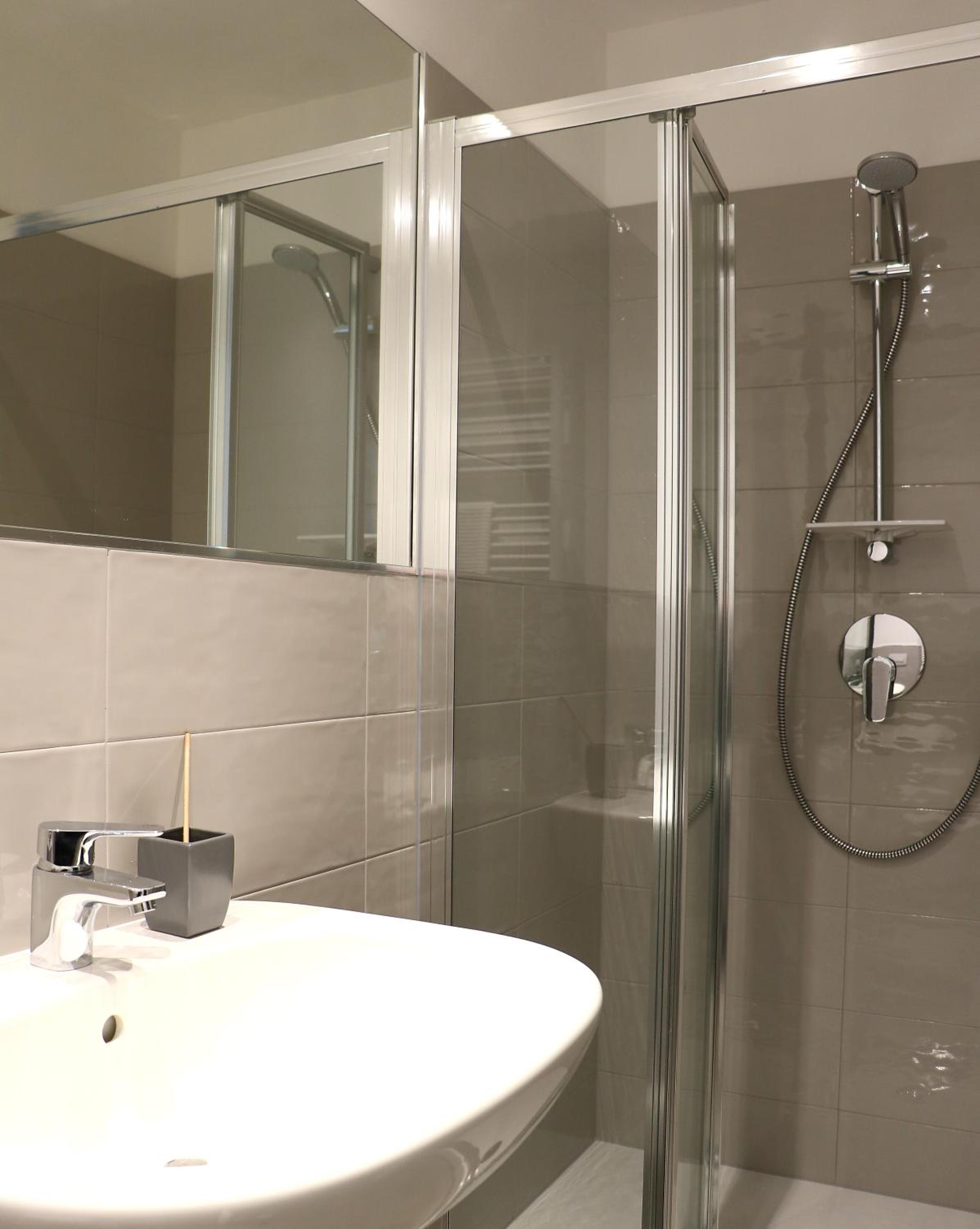 Quadruple Room with Private Bathroom - Photo 13