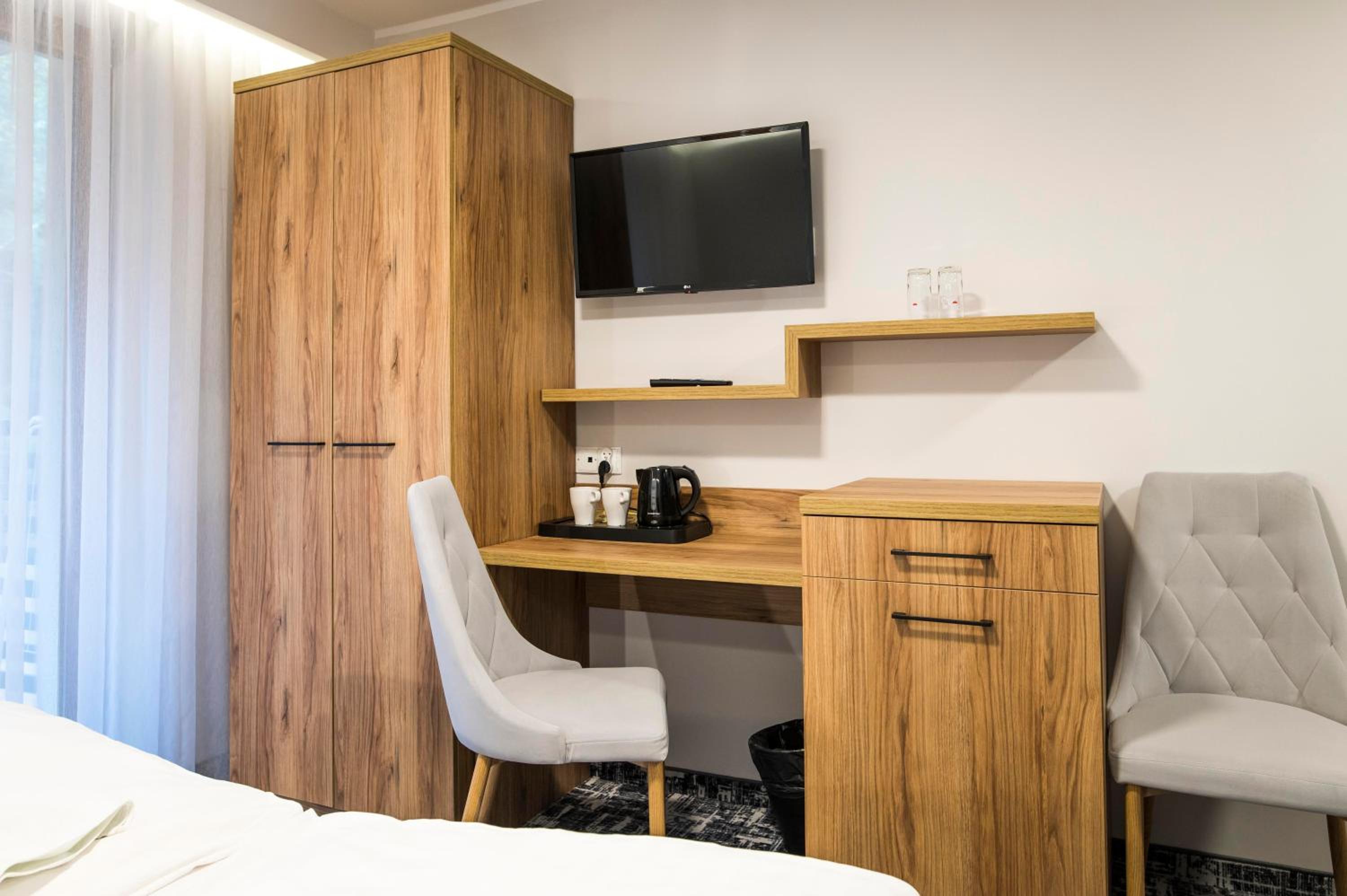 Deluxe Double or Twin Room with Balcony - Photo 8