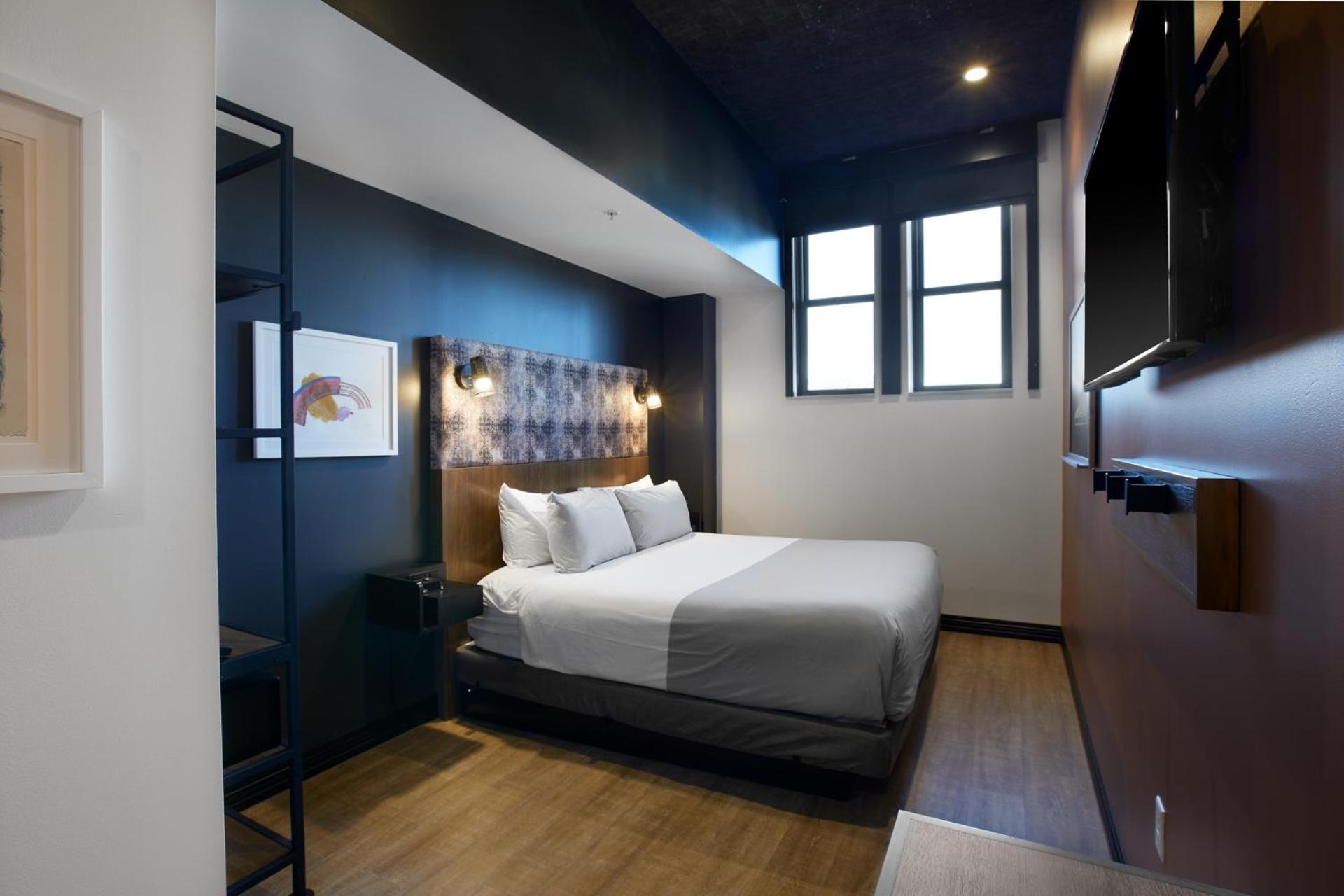 1 King Bed, Micro Room, Non-Smoking photo 1