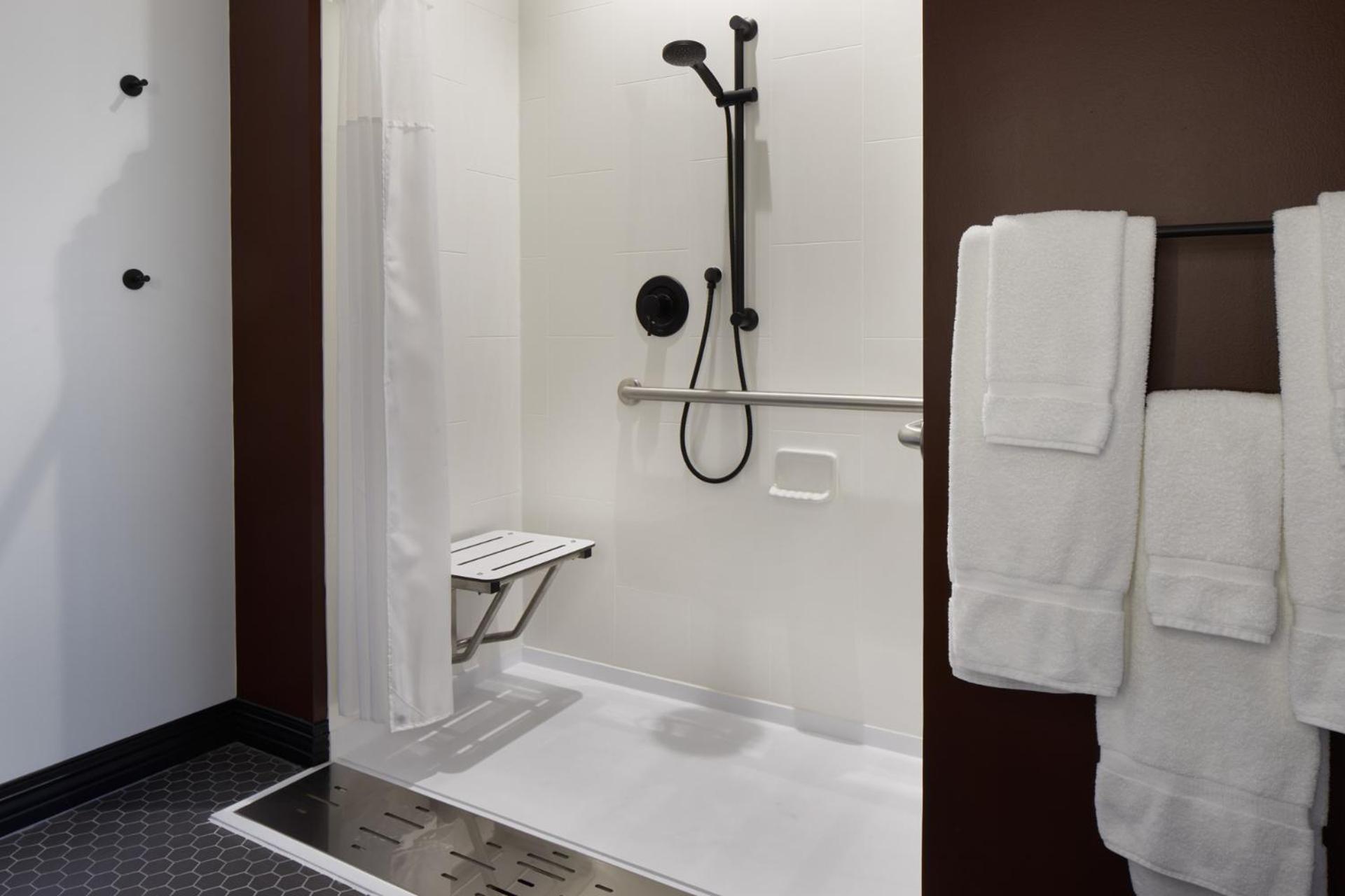 Deluxe King Room - Mobility Accessible photo 3