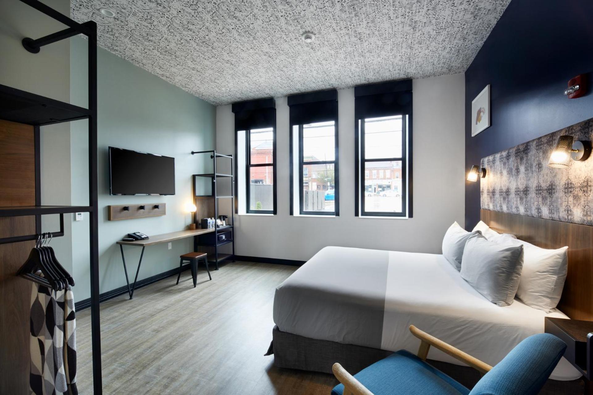 Deluxe King Room - Mobility Accessible photo 1