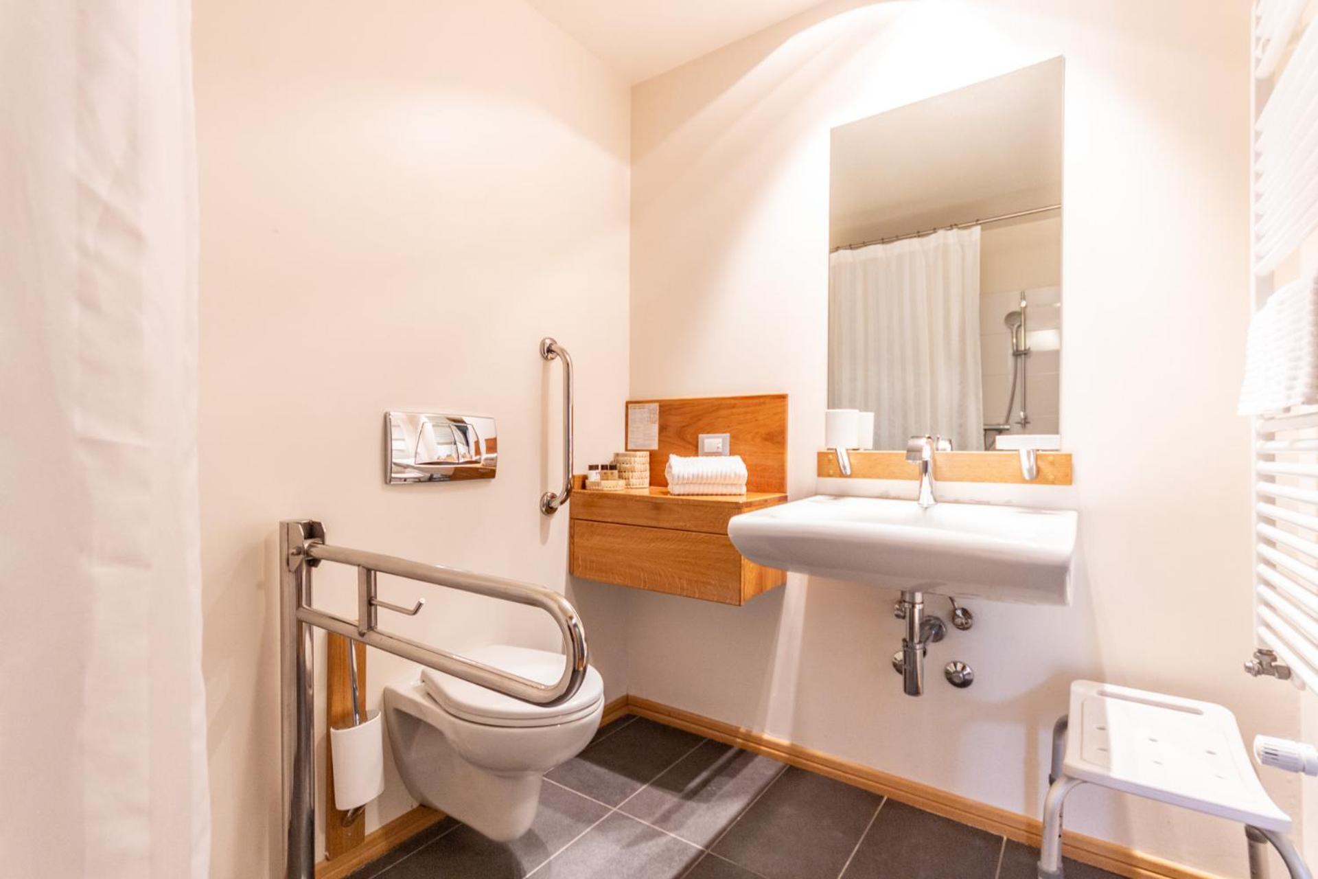 Queen Room - Disability Access photo 3
