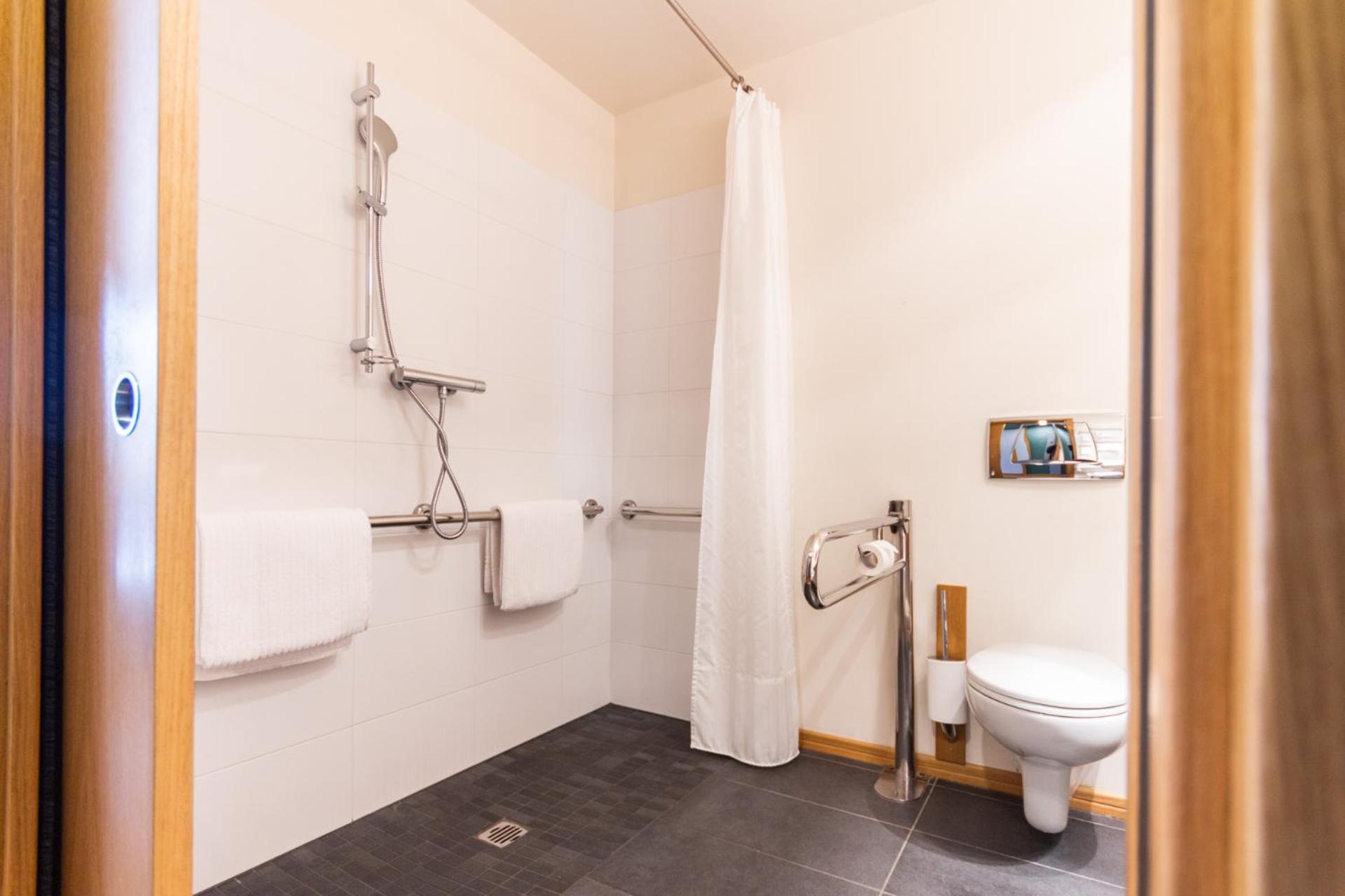 Queen Room - Disability Access photo 2