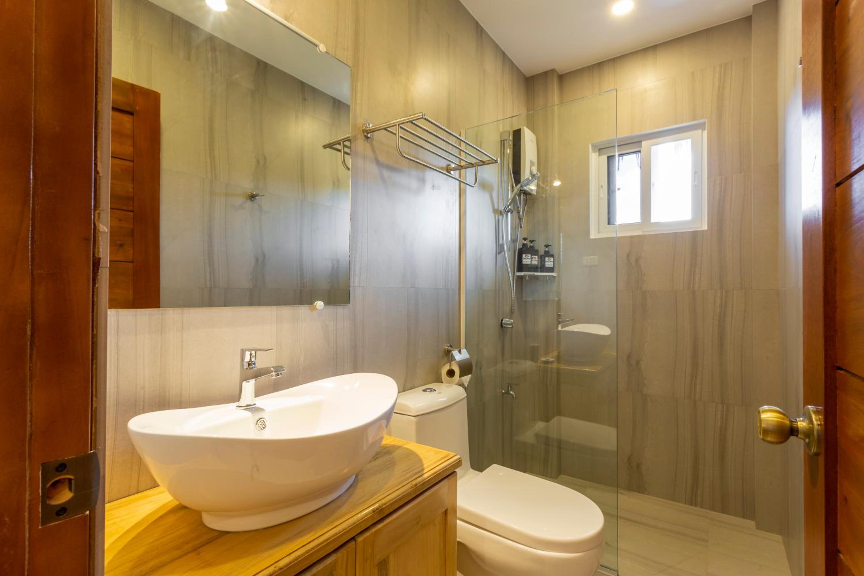 Double Room with Pool View - Photo 5