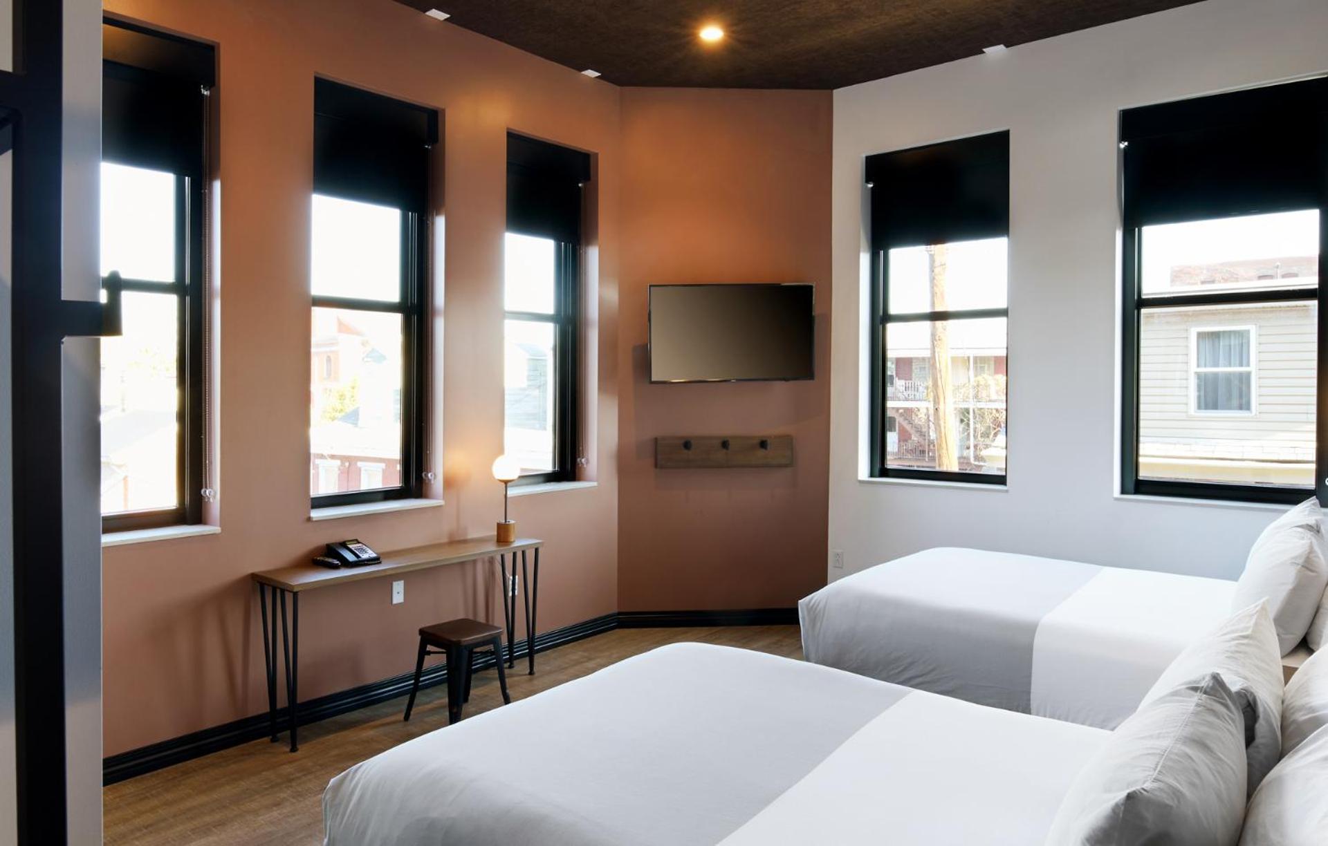 Queen Room with Two Queen Beds - Non-Smoking photo 2