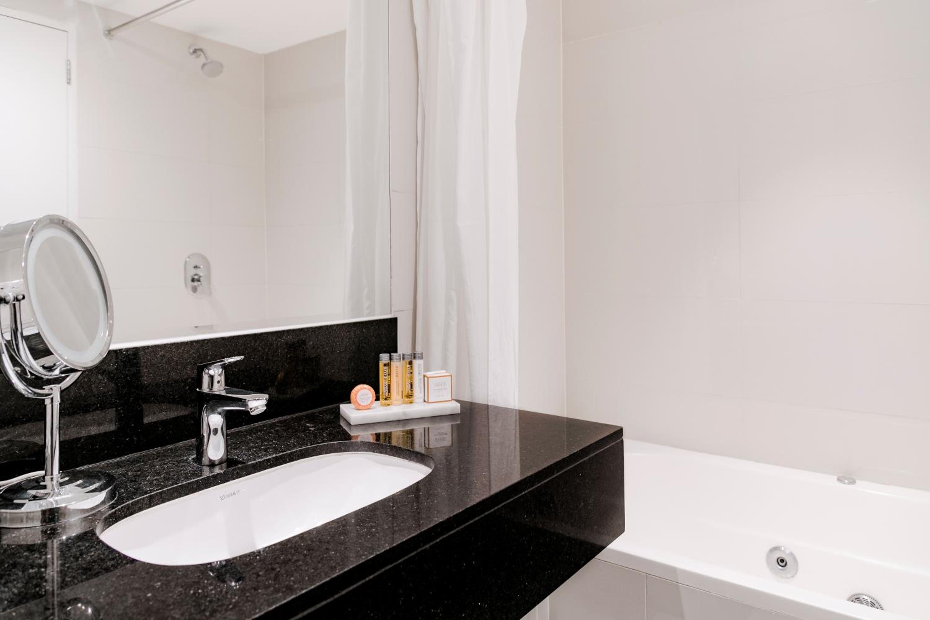 Junior King Suite - Non-Smoking - Photo 1
