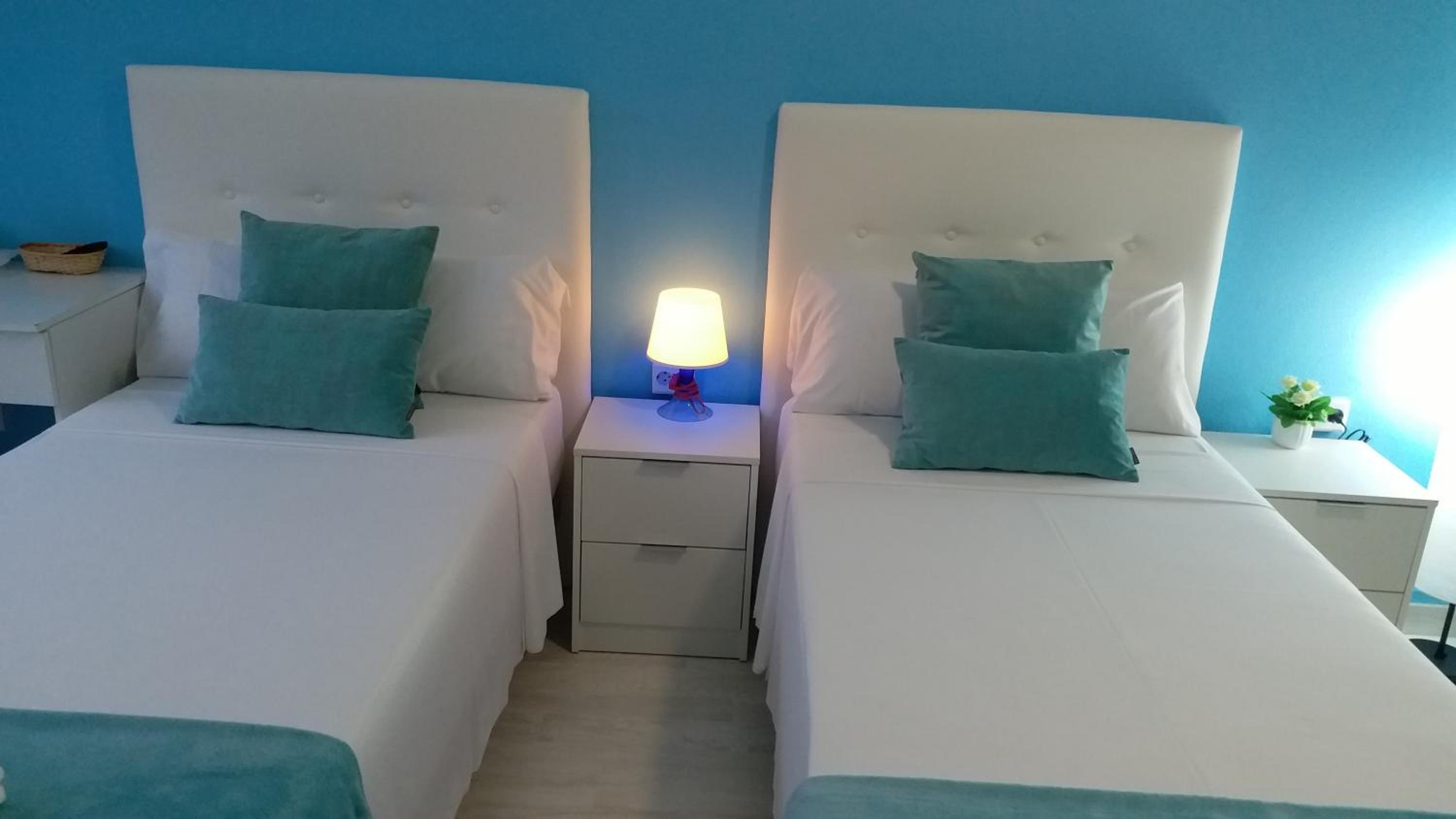 Twin Room with City View - Photo 5