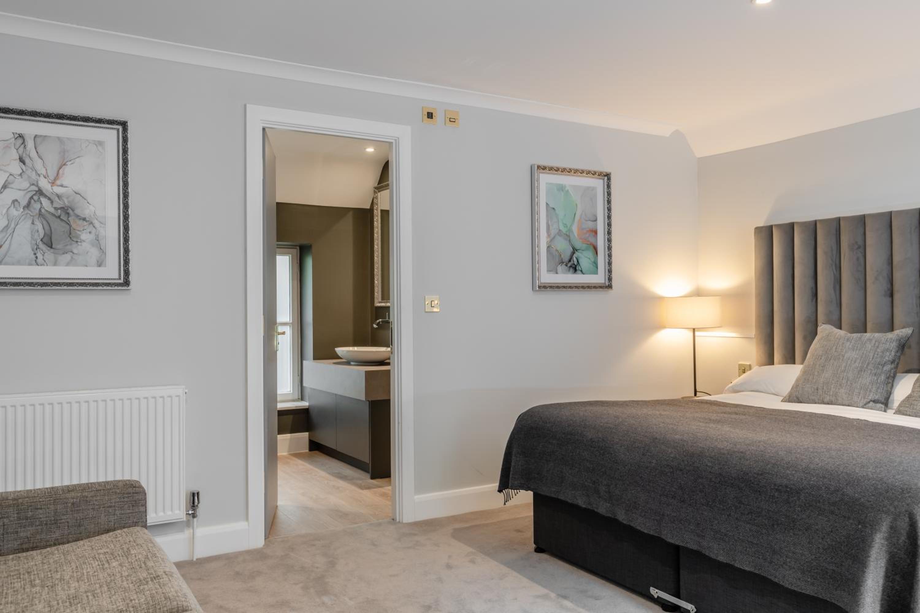 Suite - Photo 2