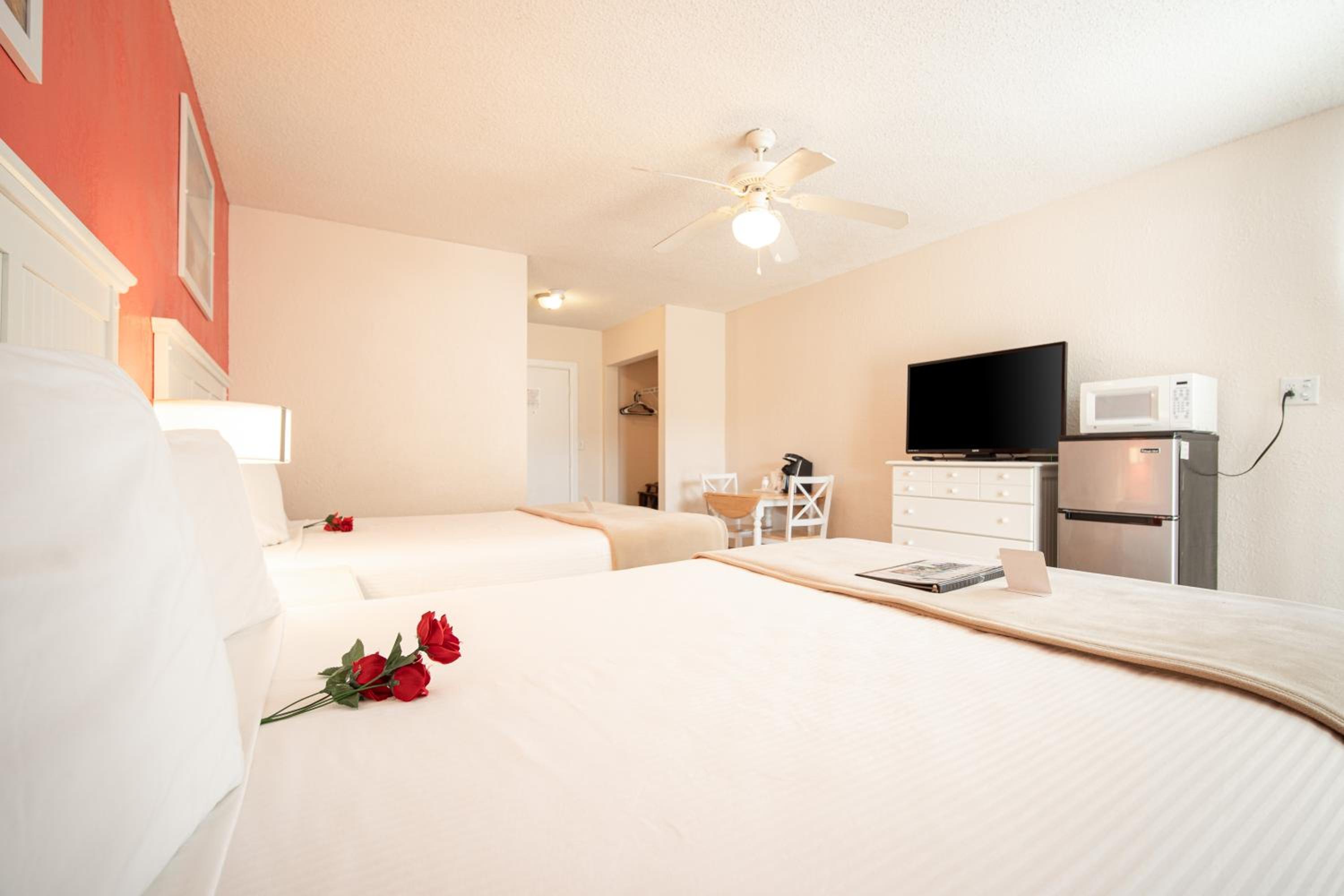Standard Room With Two Queen Beds - Non-Smoking photo 2
