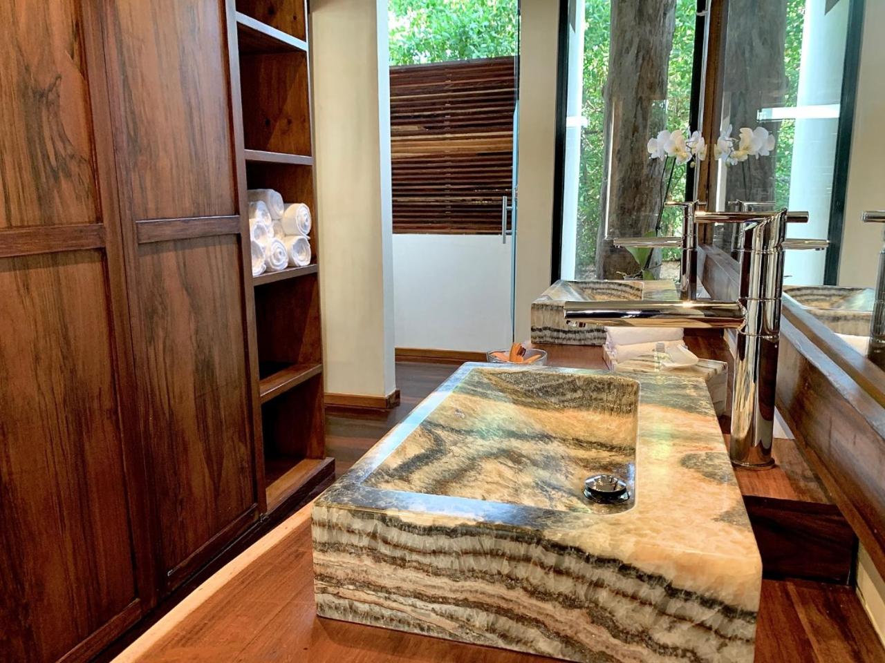 Deluxe Suite - Photo 7