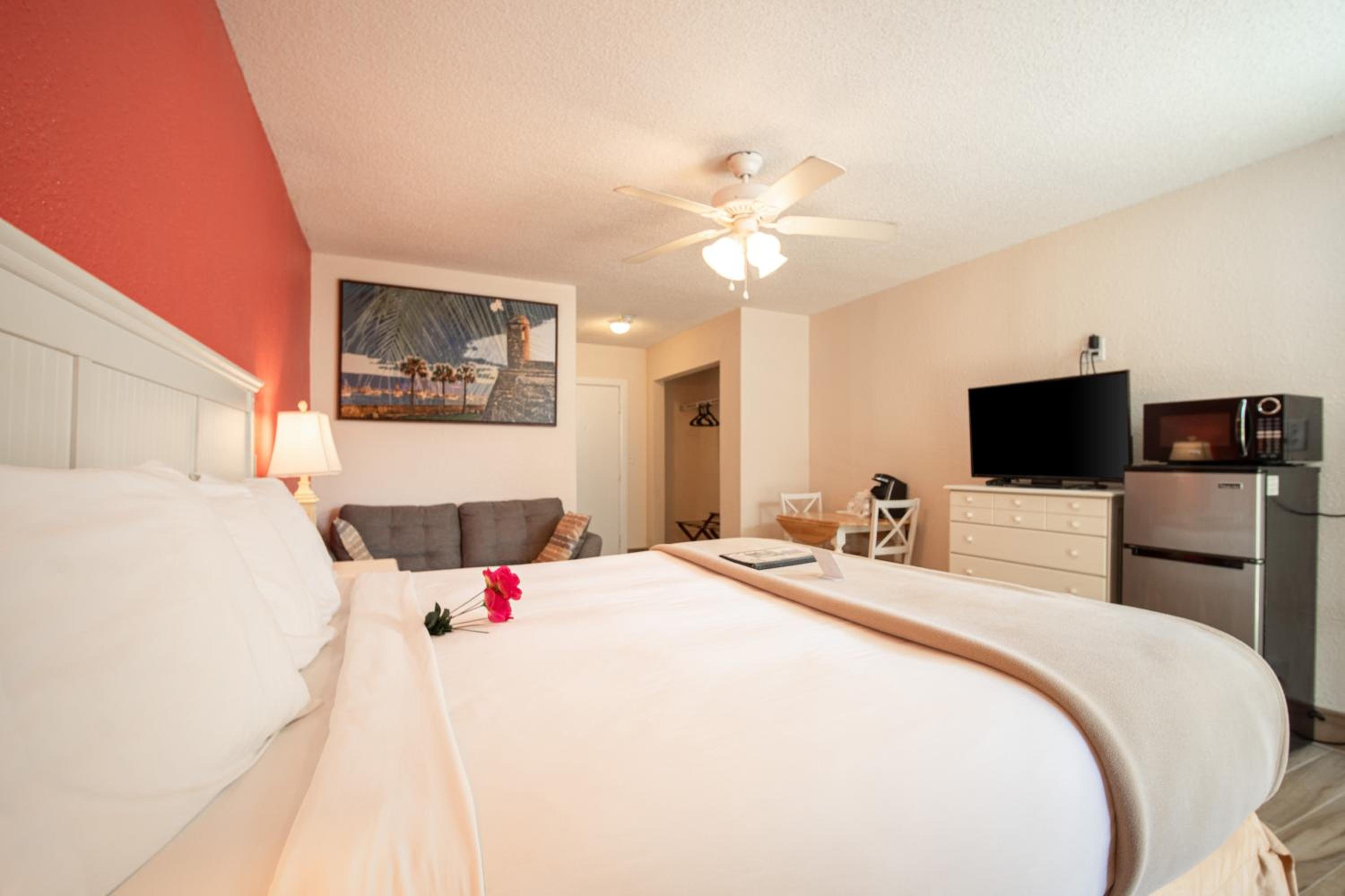Standard Room With King Bed - Non Smoking photo 2