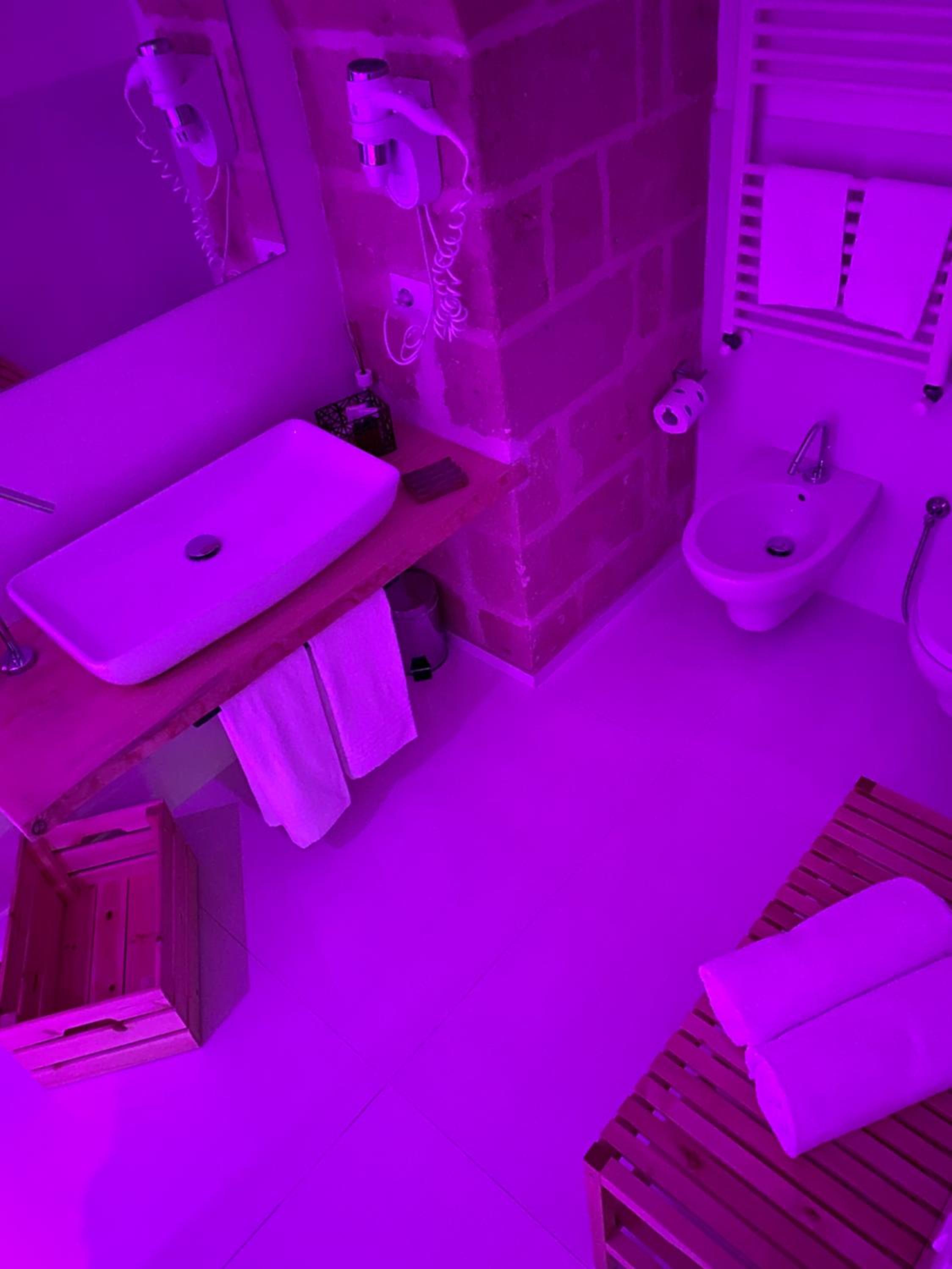 Deluxe Double Room with Bath - Photo 27