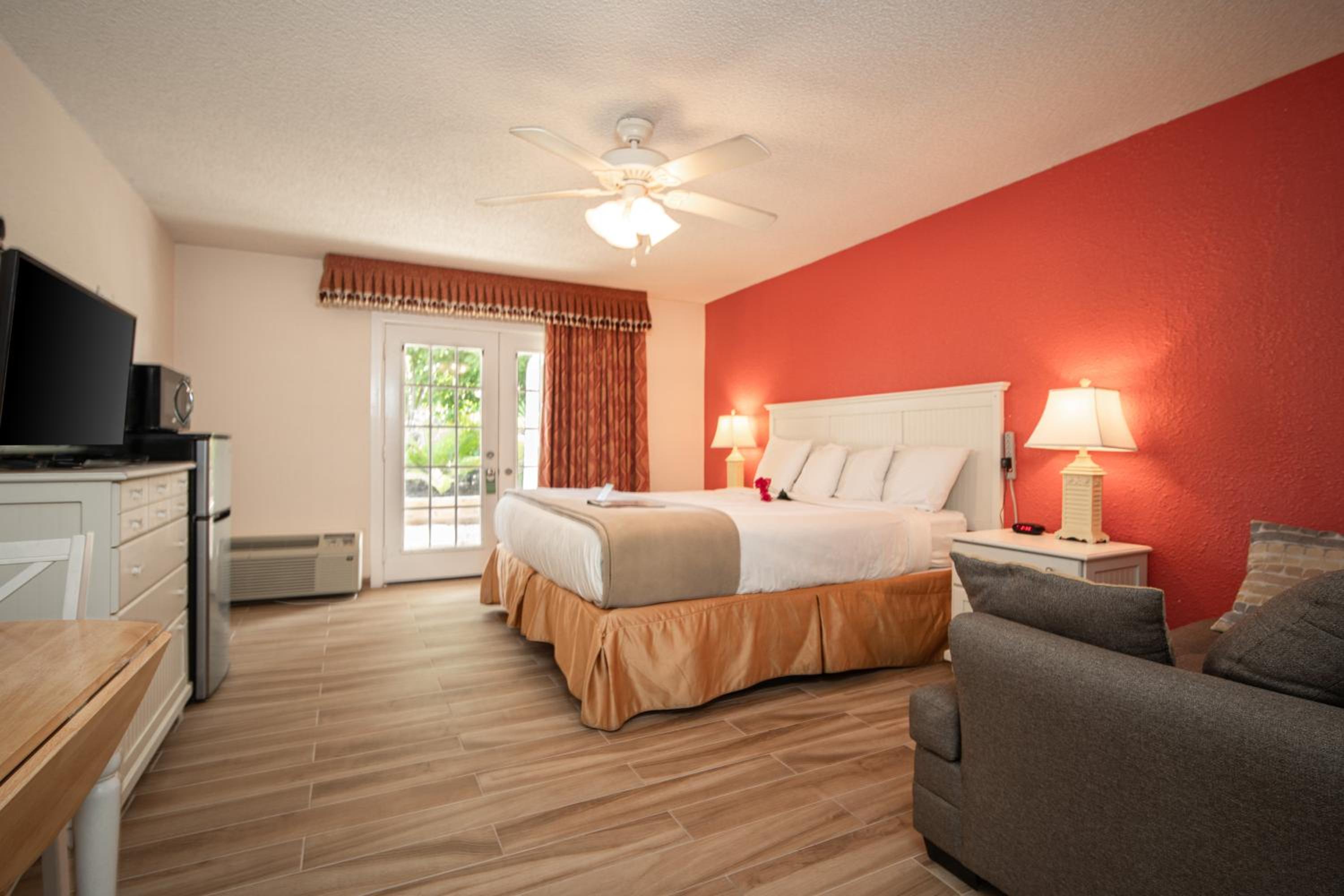 Standard Room With King Bed - Non Smoking photo 1