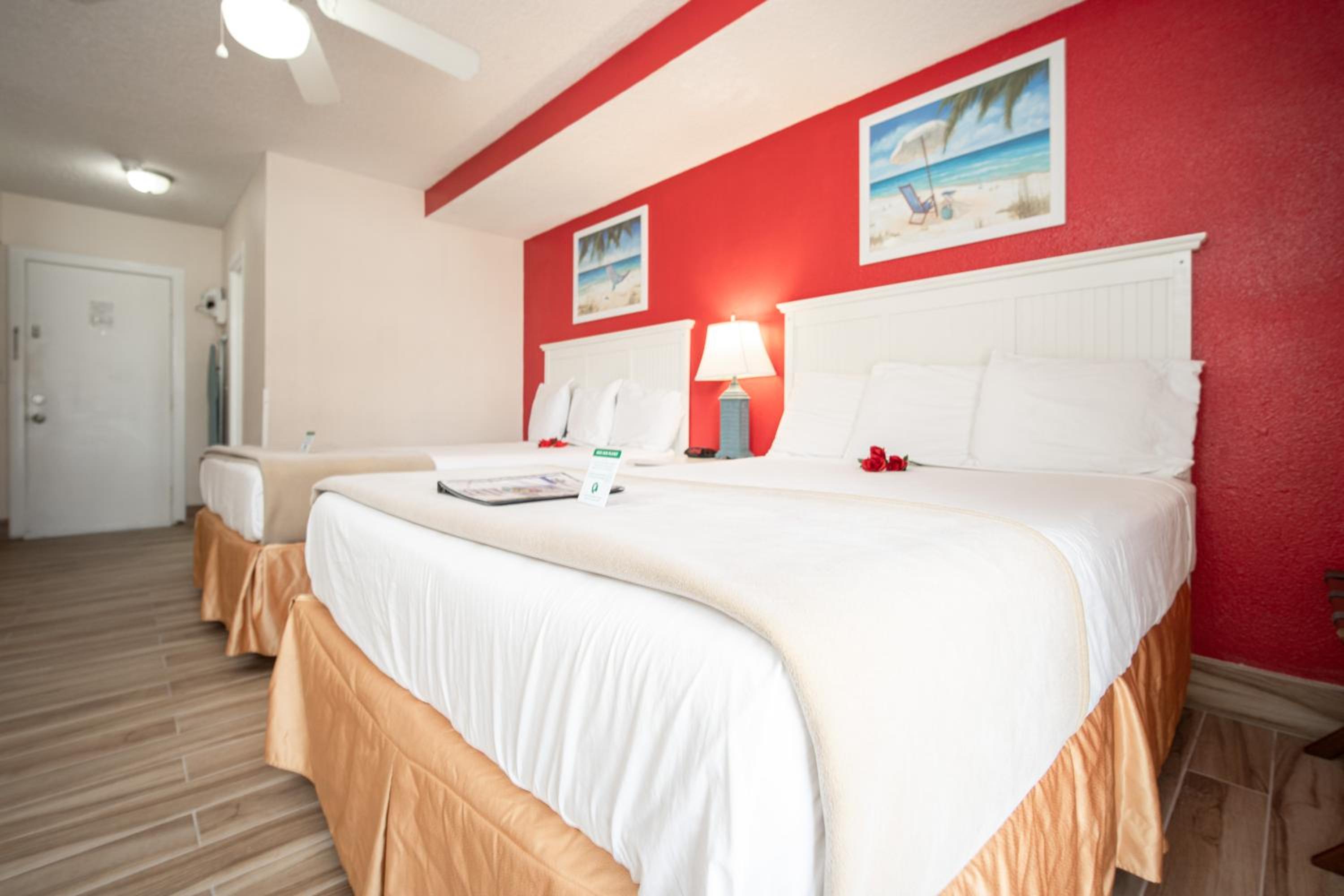 Deluxe Room with Two Queen Beds - Non-Smoking photo 3