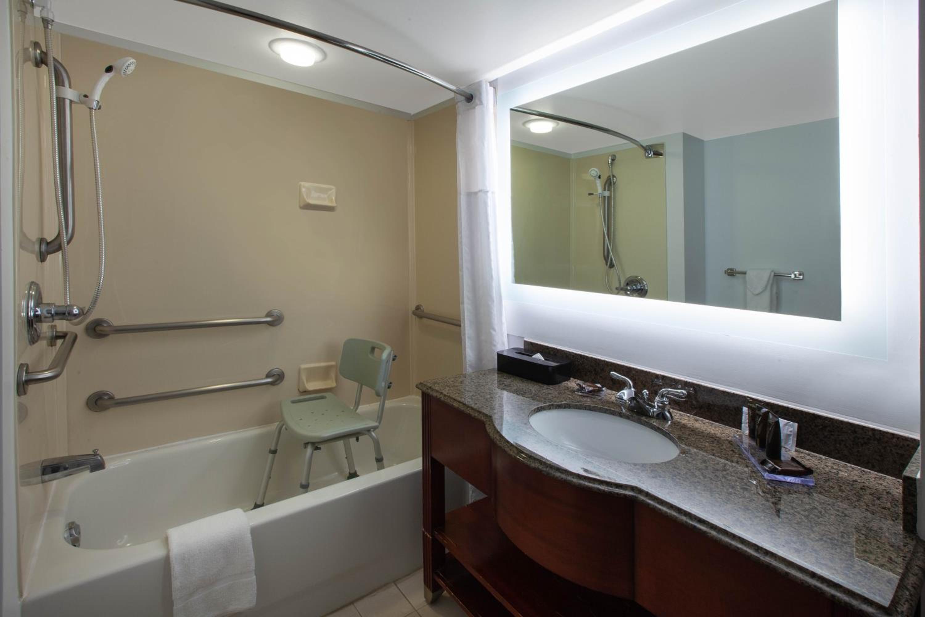 Queen Room with Two Queen Beds - Disability Access/Non-Smoking - Photo 4