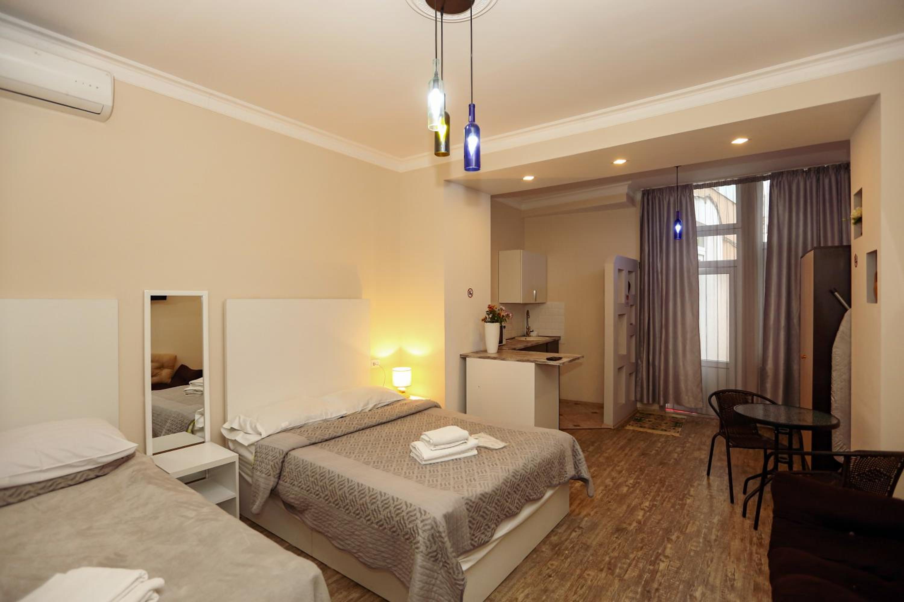 Studio Apartment - Photo 1