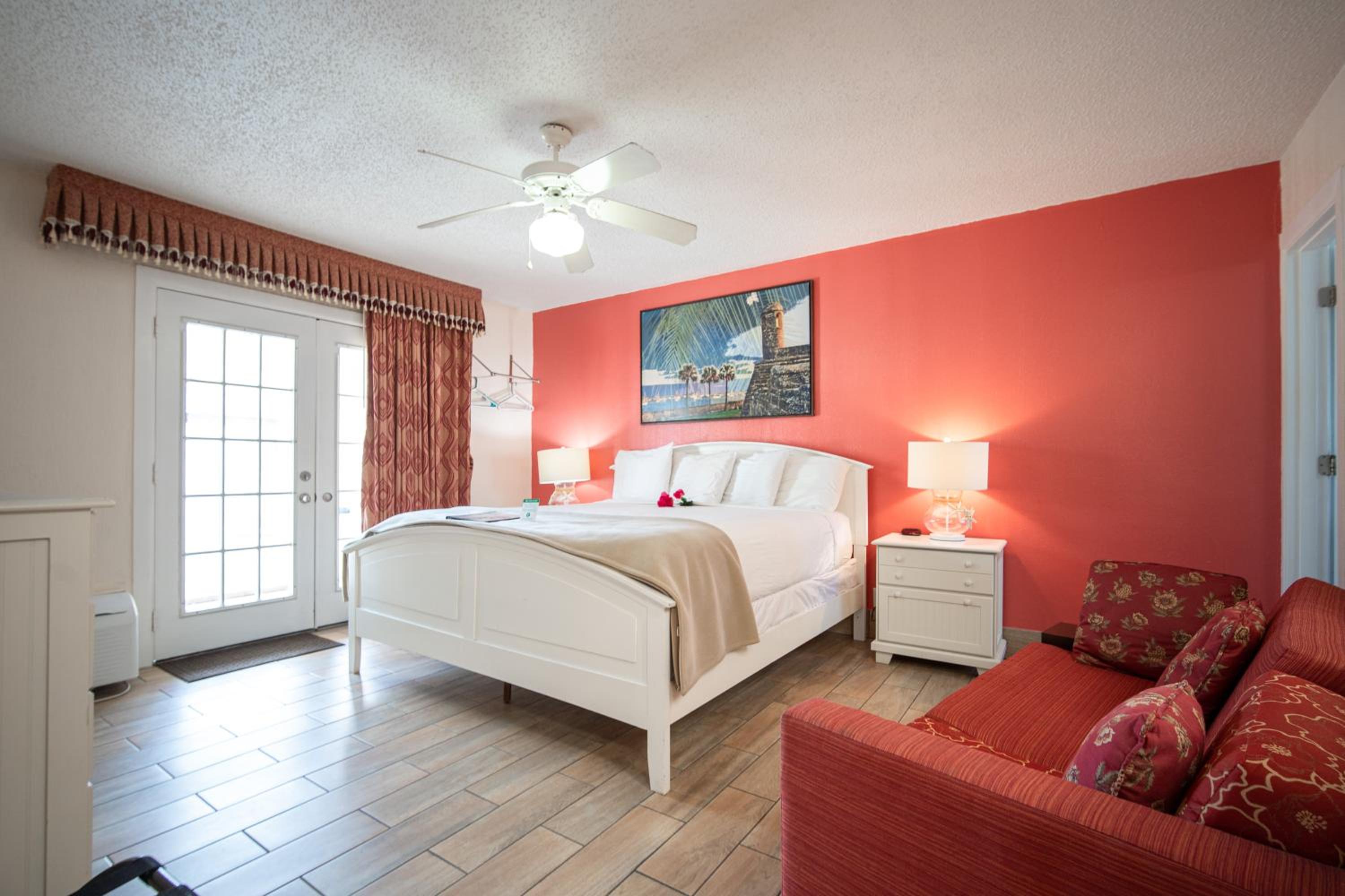Deluxe King Studio with Full Kitchen-Non Smoking photo 1
