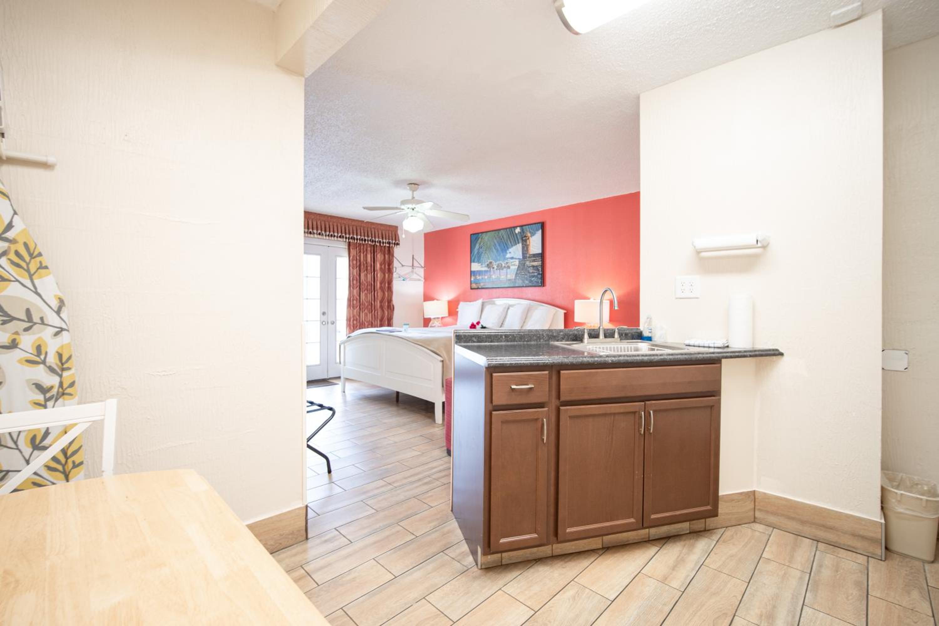 Deluxe King Studio with Full Kitchen-Non Smoking photo 2