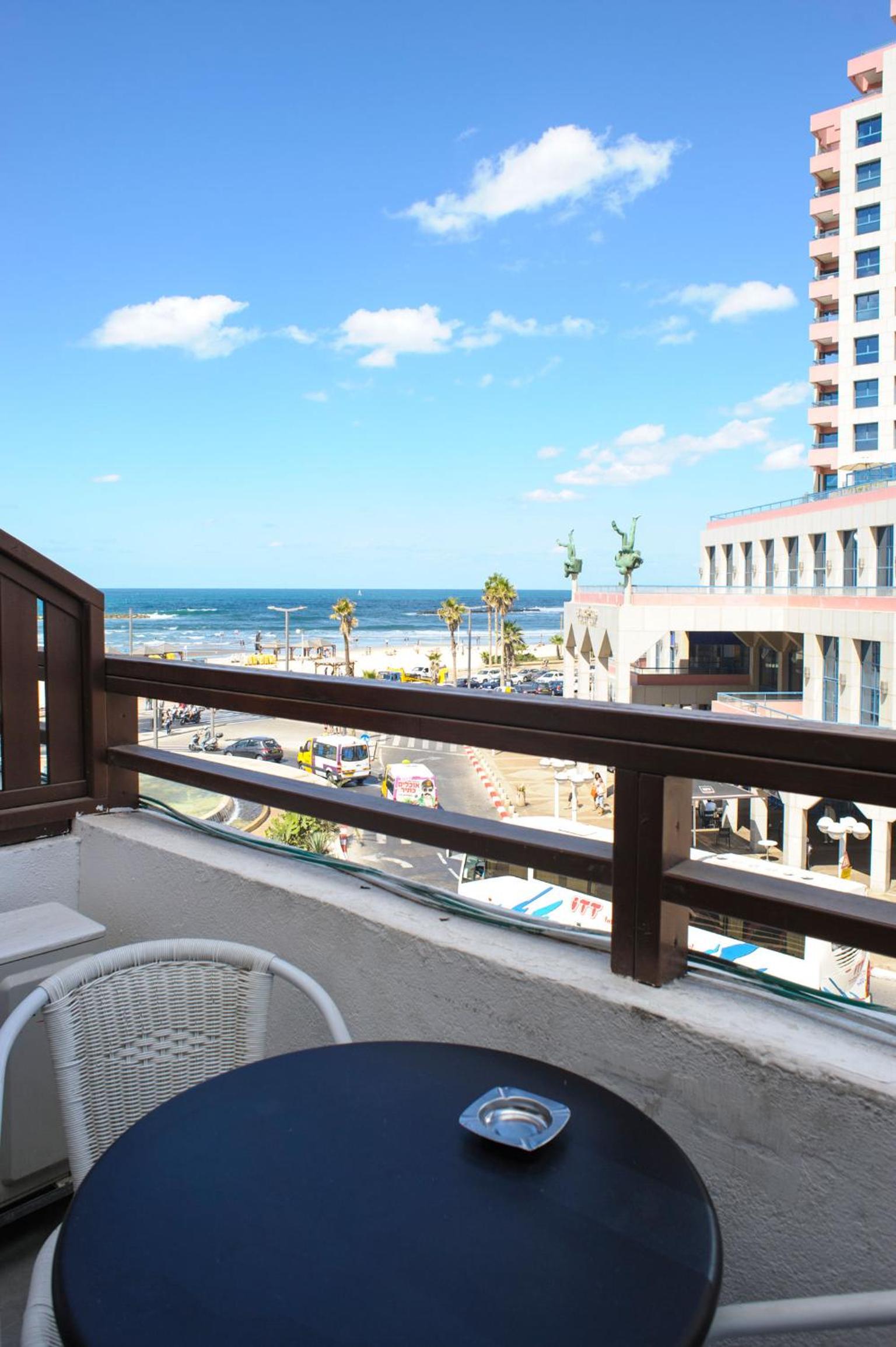 Double Room with Balcony - Photo 18