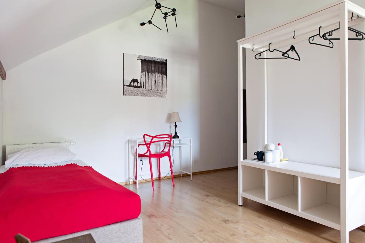 Quadruple Room with Private Bathroom - Photo 3