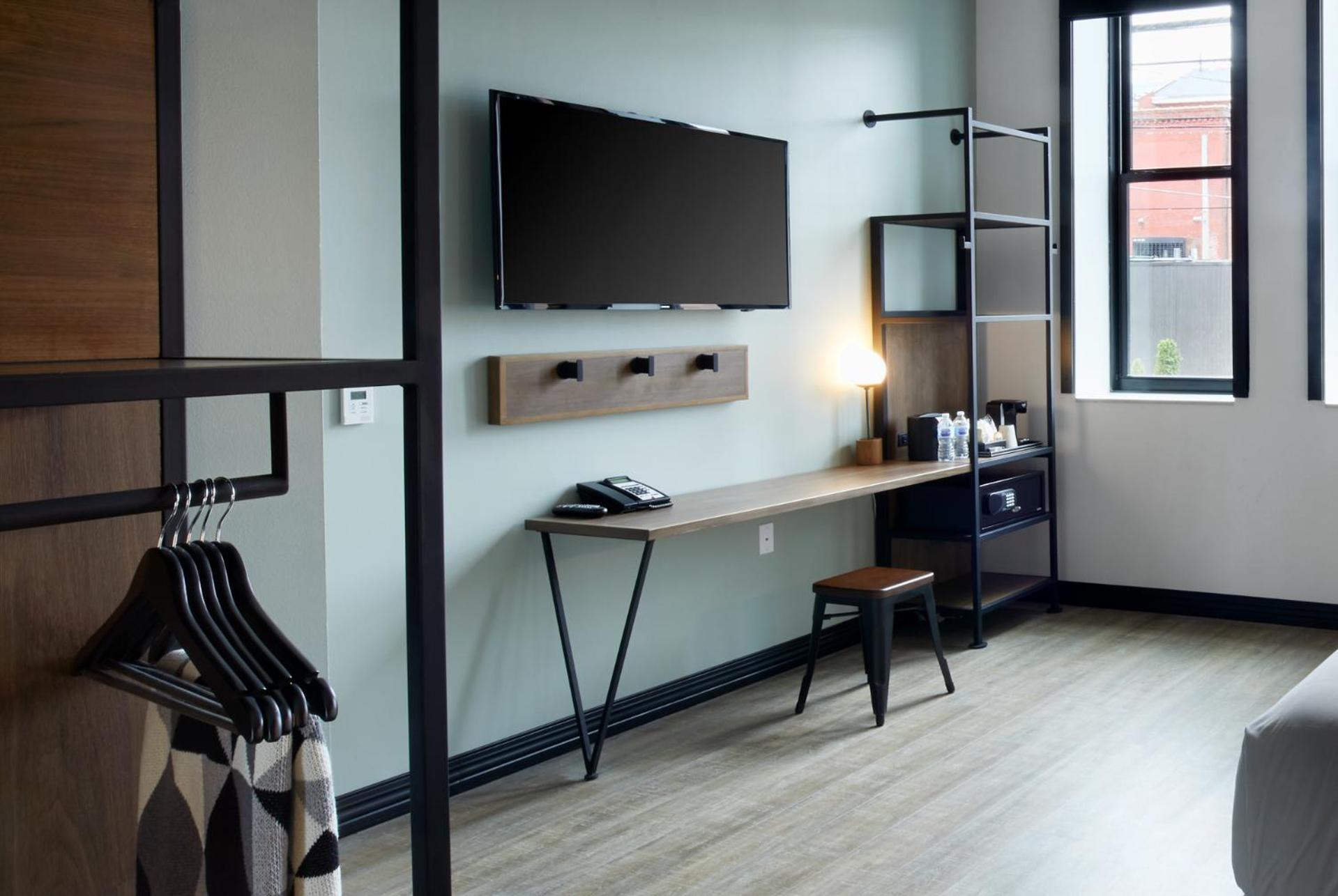 Deluxe King Room - Mobility Accessible photo 2