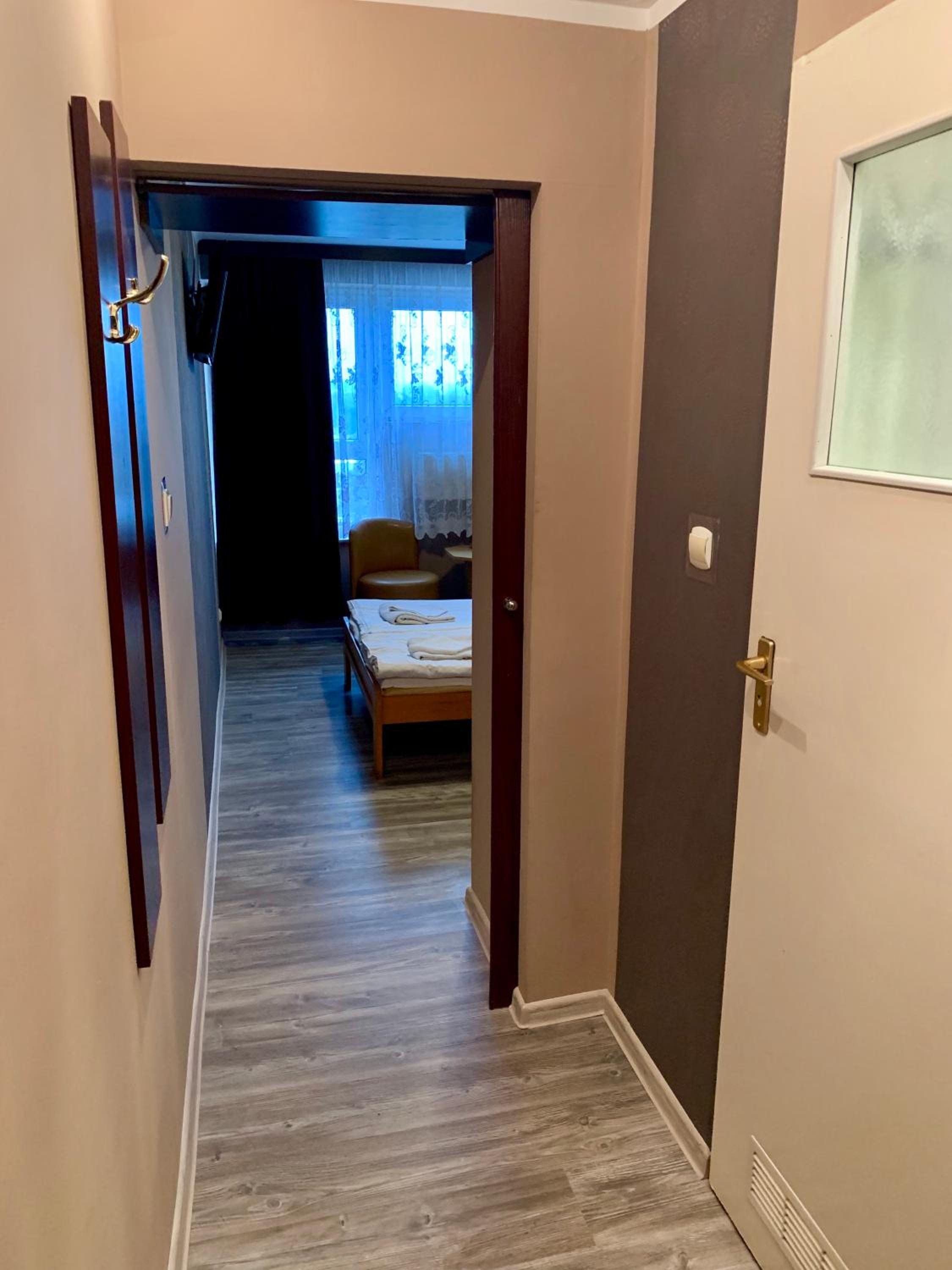 Large Double Room - Photo 5