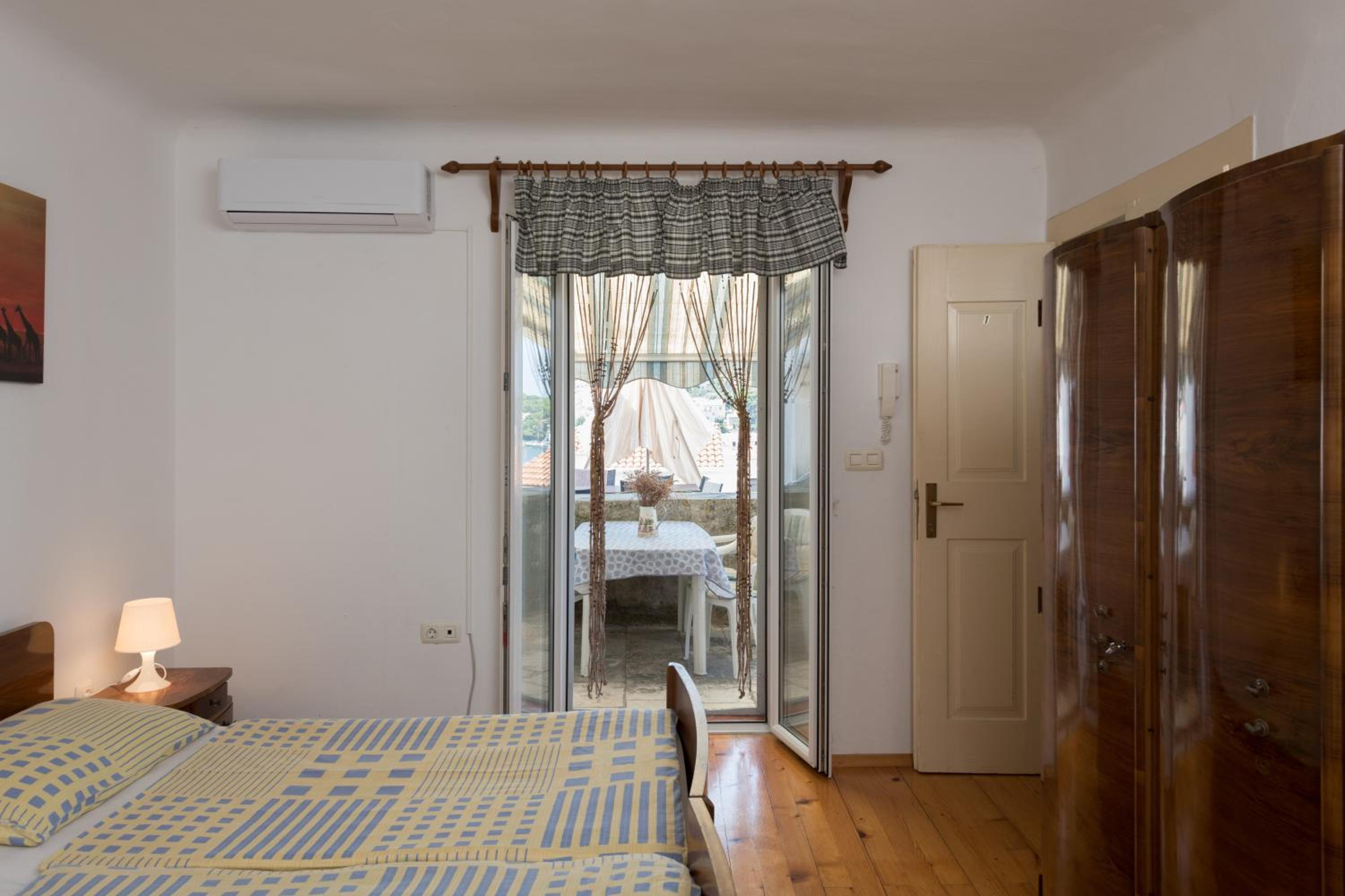 One-Bedroom Apartment with Balcony and Sea View photo 3