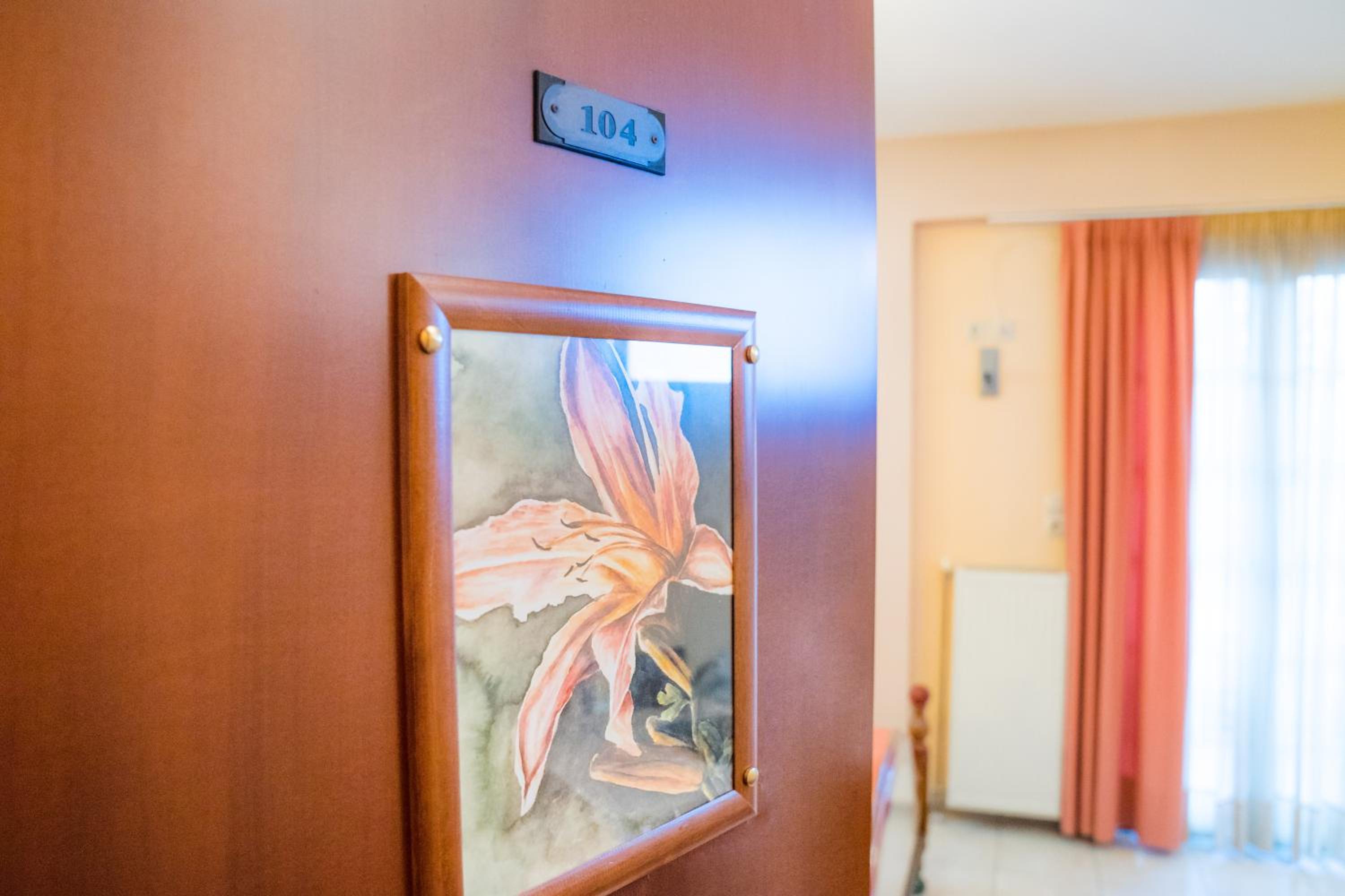 Quadruple Room with Balcony - Photo 7