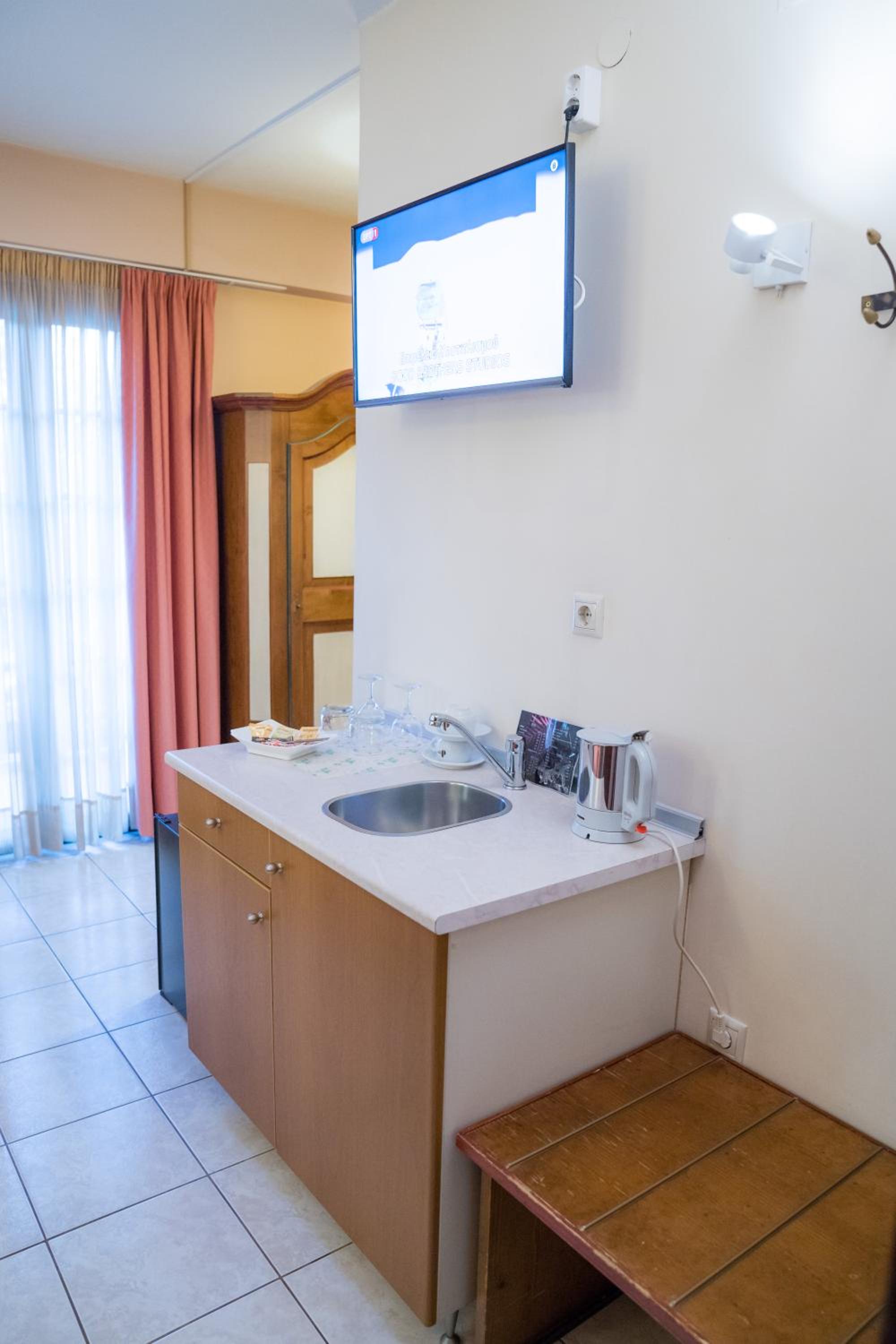 Quadruple Room with Balcony - Photo 6