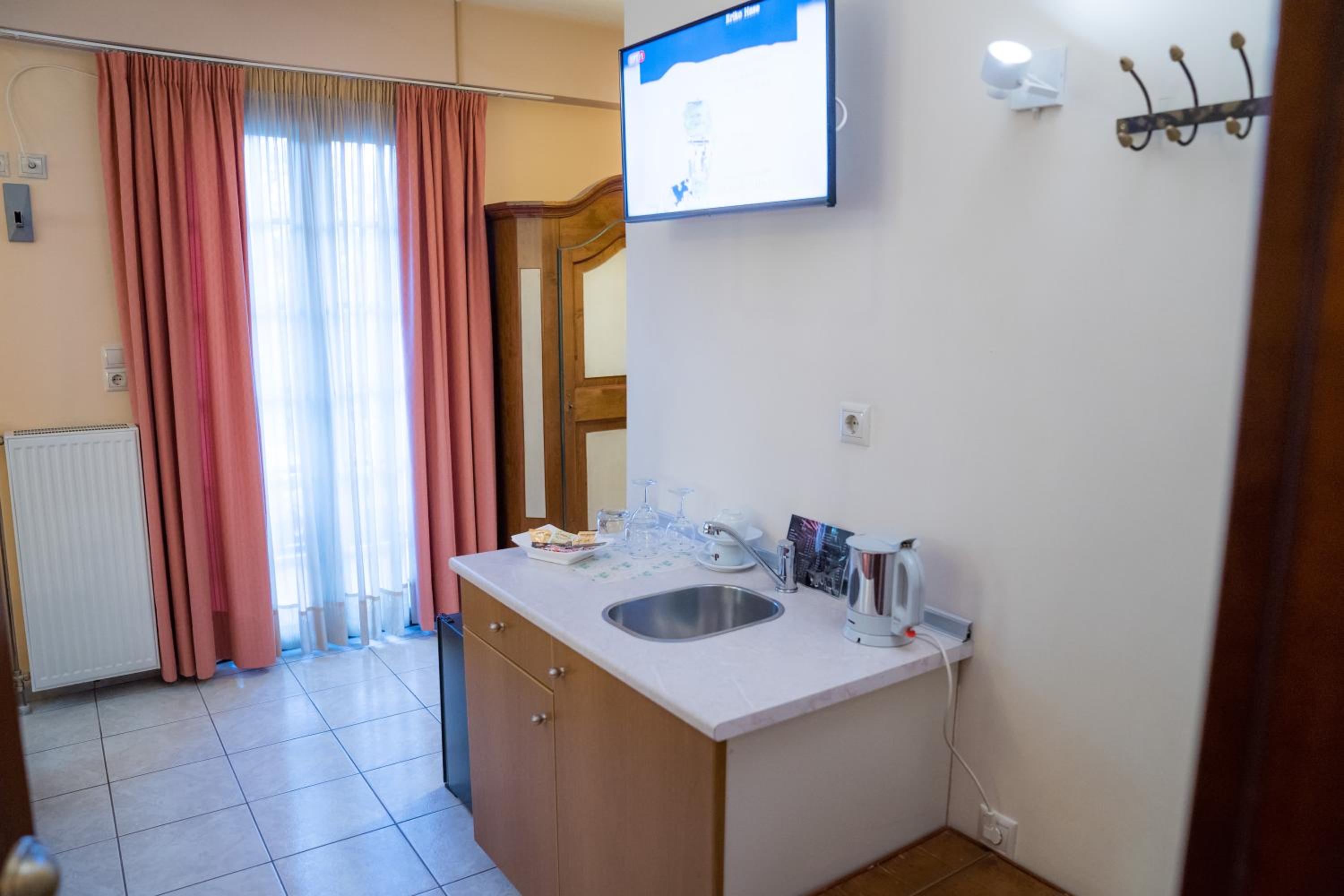 Quadruple Room with Balcony - Photo 5