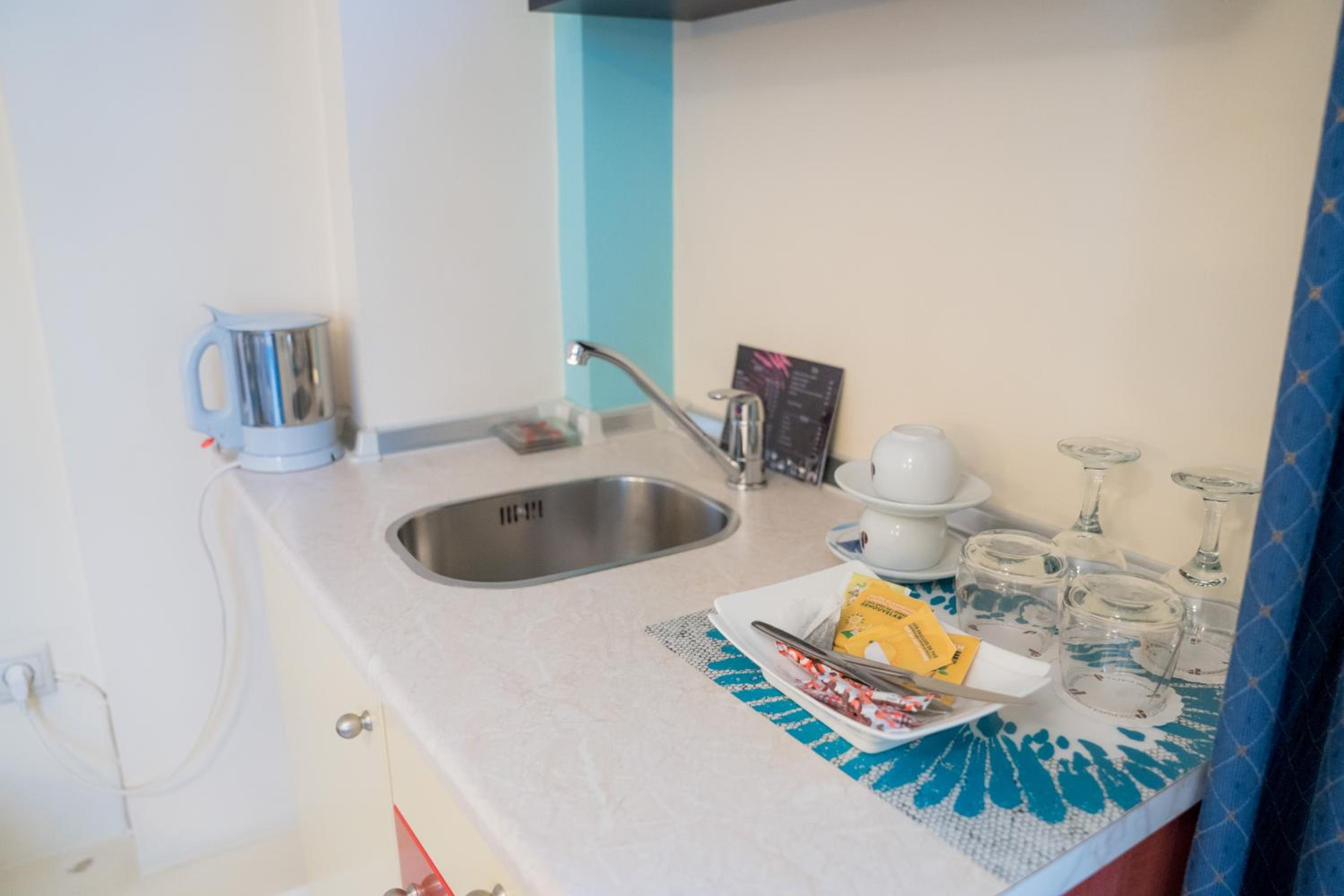 Twin Room with Balcony - Photo 16
