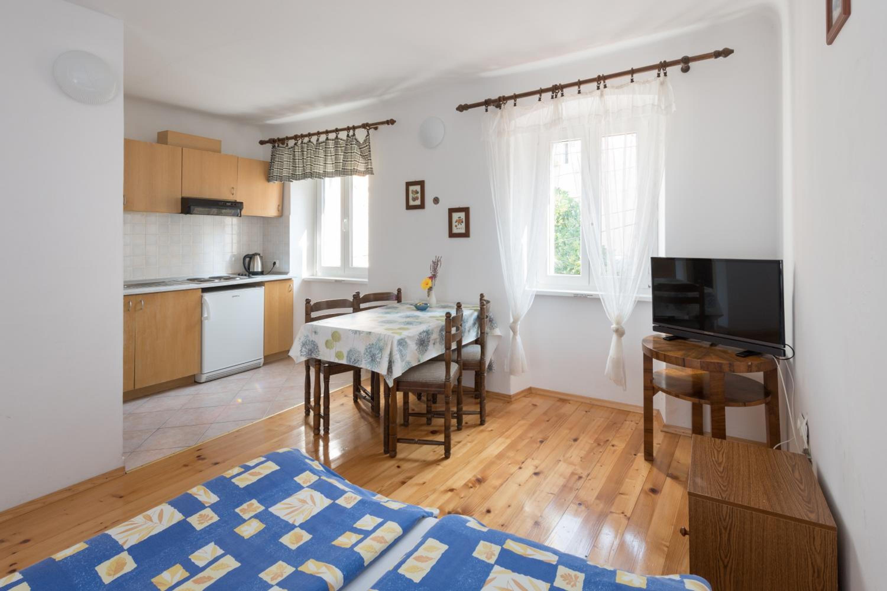 One-Bedroom Apartment with Sea View - Photo 8