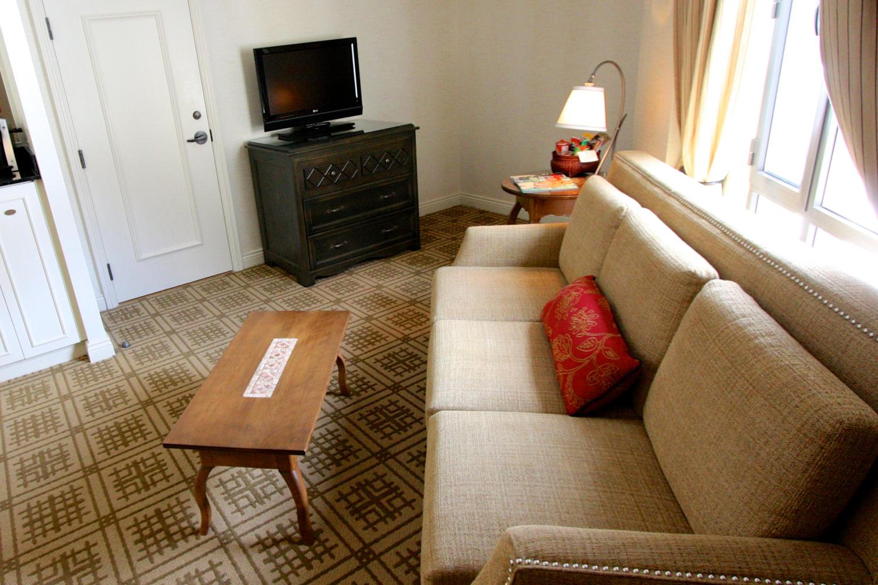 Deluxe King Room with Seating Area and Sofa Bed - Photo 2