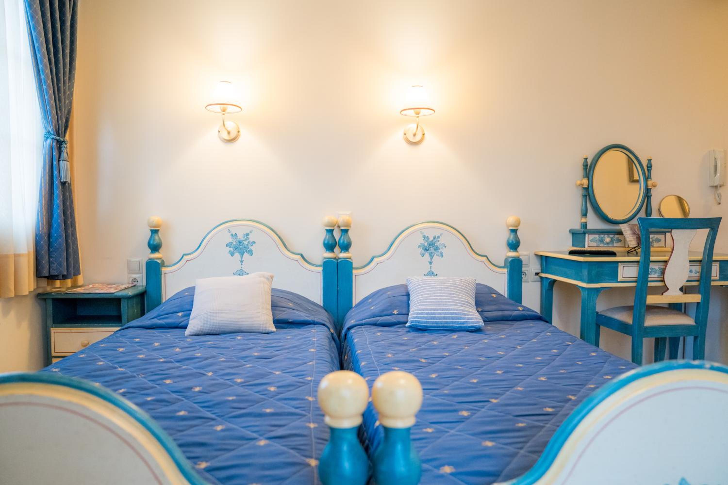 Twin Room with Balcony - Photo 17