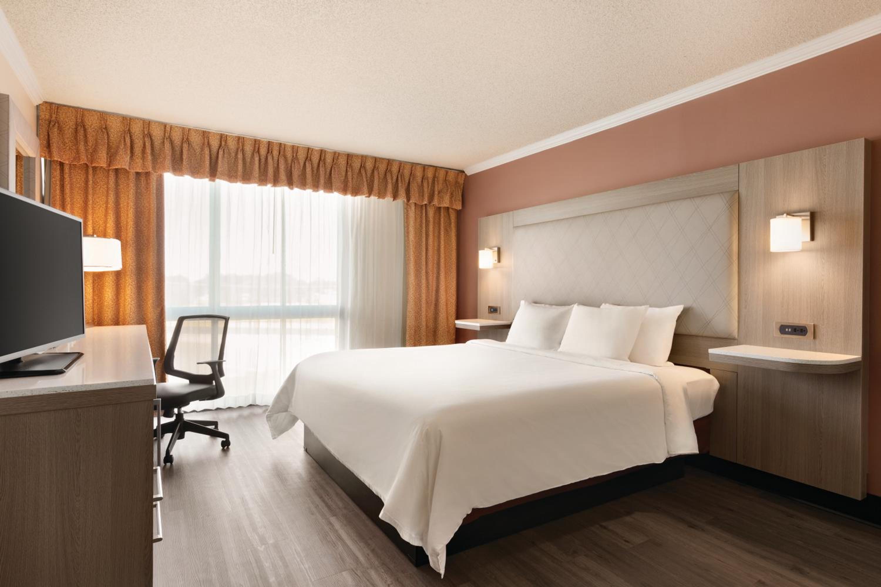One-Bedroom King Suite with Whirlpool - Non-Smoking