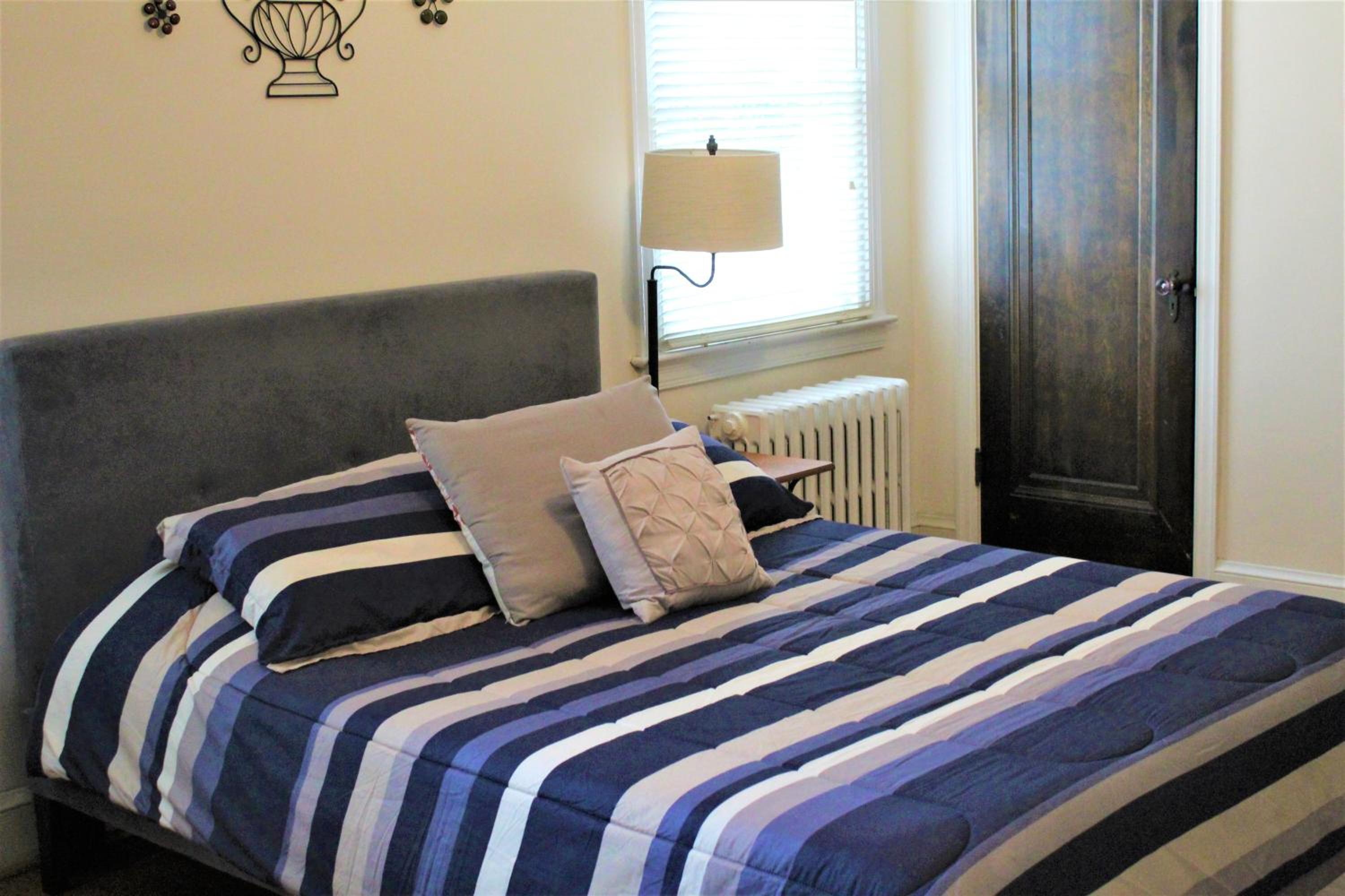 Deluxe Queen Suite photo 2