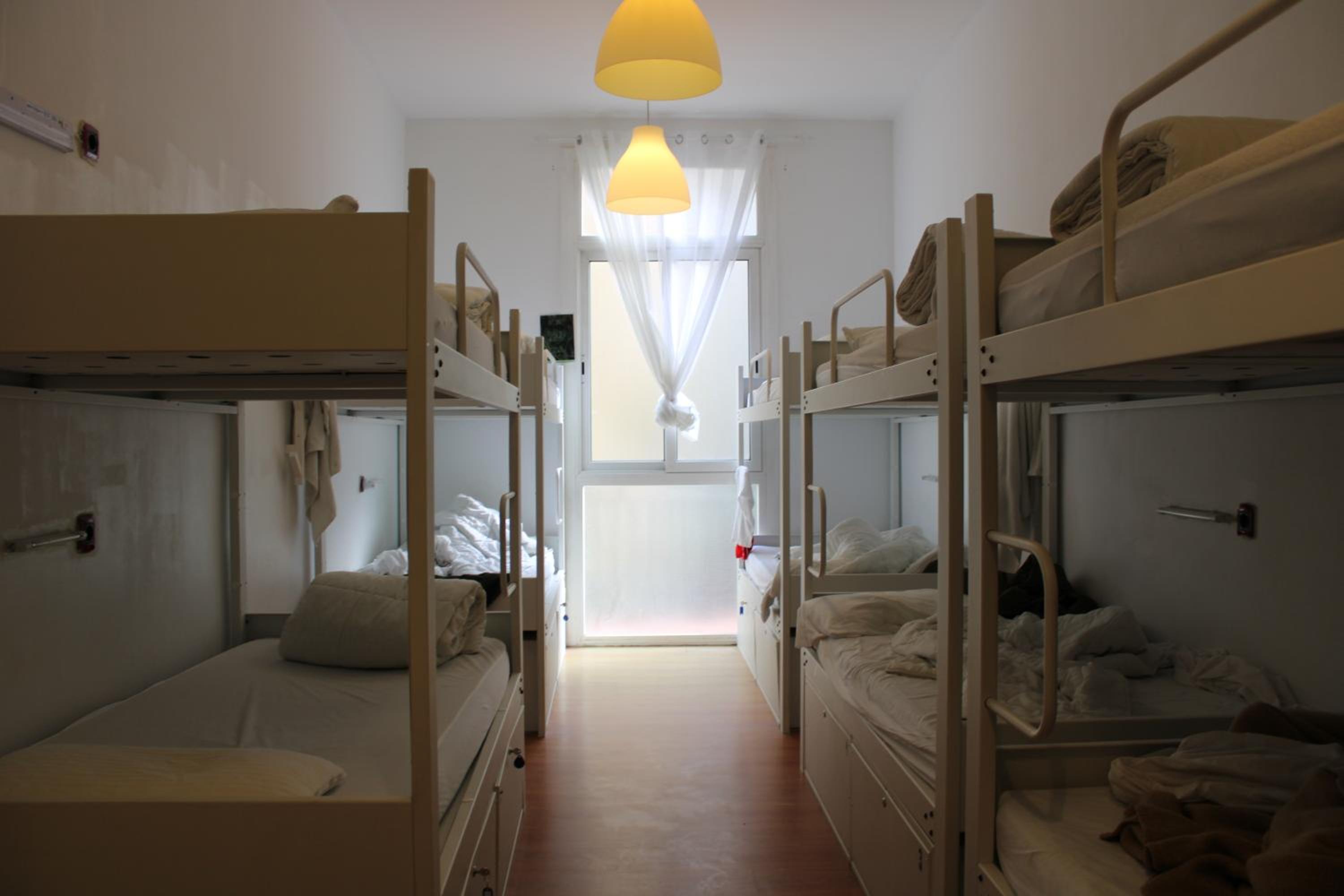 Cama en Dormitorio Mixto de 10 Camas