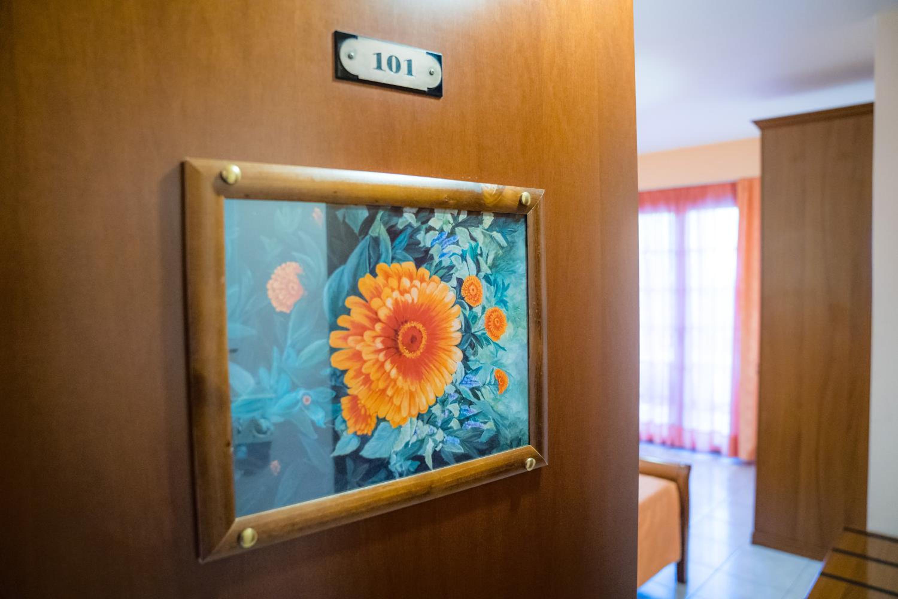 Standard Double or Twin Room with Balcony - Photo 10